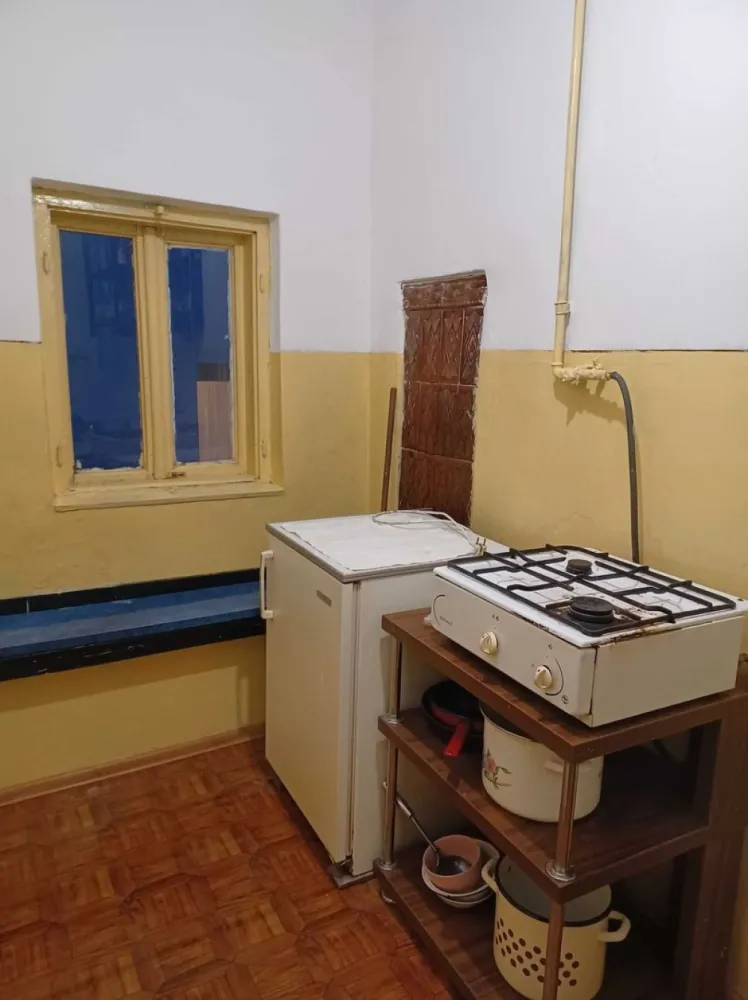 Vanzare apartament 4 camere Piata Victoriei - Ofer spre vanzare un apartament cu un frumos potential. Asa cum se vede din fotografii, momentan este intr o stare ce necesita o renovare substantiala. Este structurat pe 2 nivele, cu 4 camere, 2 bai, bucatarie, debara, o mica logie si pod aferent apartamentului.

Avantaje
- La 3 min mers pe jos de la gura de metrou Piata Victoria (Strada Putul de Piatra nr.4)
- Intrare separata din curte-alee
- Doar 4 apartamente in cladire 2 parter si 2 etaj (acesta este unul dintre cele de la etaj)
- Acoperisul exact deasupra apartamentului, pe o buna parte a acestuia a fost refacut acum 2 ani, pe cealalta parte are 6 ani
- Cladirea nu are expertiza tehnica pentru risc seismic, insa cele de pe strada ce au facut aceasta expertiza, niciuna nu au fost incadrata la risc seismic 1 sau 2, maim mult, fiind o cladire cu nivel de inaltime mic si amprenta mare, foarte probabil de a fi vorba de asa ceva
- Poate ca acesta nu este un plus pentru multi, pt mine insa este pe aceasta strada nu se parcheaza pe trotuar. Nu exista nici o masina parcata pe trotuar
- In cladire, la parter a locuit fostul primar general al Bucurestiului Victor Dombrovski, iarasi la etaj, regretatul istoric Neagu Giuvara.
- Apartamentul are prin firma de arhitectura, facuta oficial documentatia ce trebuie urmarita pentru o renovare rezonabila. Aceasta se poate preda impreuna cu apartamentul. In urma acestei documentatii, pretul renovarii trecea cu mult peste 35.000 euro, asa ca mi am dat seama ca nu mi permit aceasta renovare. In urma acestui proiect, apartamentul ar urma sa aiba 3 camere plus pod locuibil, living openspace, la fel si bucatarie, ajungandu se undeva la putin peste 100 m patrati utili.

Asa cum mentionam, vand apartamentul deoarece nu ma descurc financiar sa l renovez, este extrem de mare, probabil un apartament de familie. Cea mai mare chirie pentru acest apartament a fost 780 euro luna, si cea mai mica de 400 euro luna.
Acesta este ultimul apartament nerenovat din cladire. Vecinii avand schimbat inclusiv intreaga instalatie sanitara si electrica.
Au existat discutii despre renovarea fatadei, insa nu este intr o stare ce necesita aceasta actiune imediata.

Va astept la vizionare si sper sa veniti cu inima deschisa si sa I redati acestui loc frumusetea de care are nevoie.