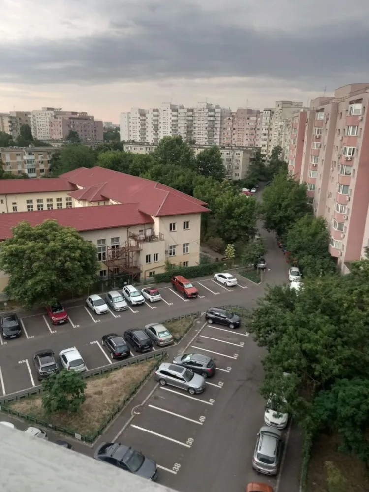 Vânzare ap 4 camere - Vând apartament cu 4 camere in zona Crangasi zona Lacul Mori decomandat, confort I, din anul 1992, etajul 7 din 8. Blocul este anvelopat, apartamentul deține centrala termica.
