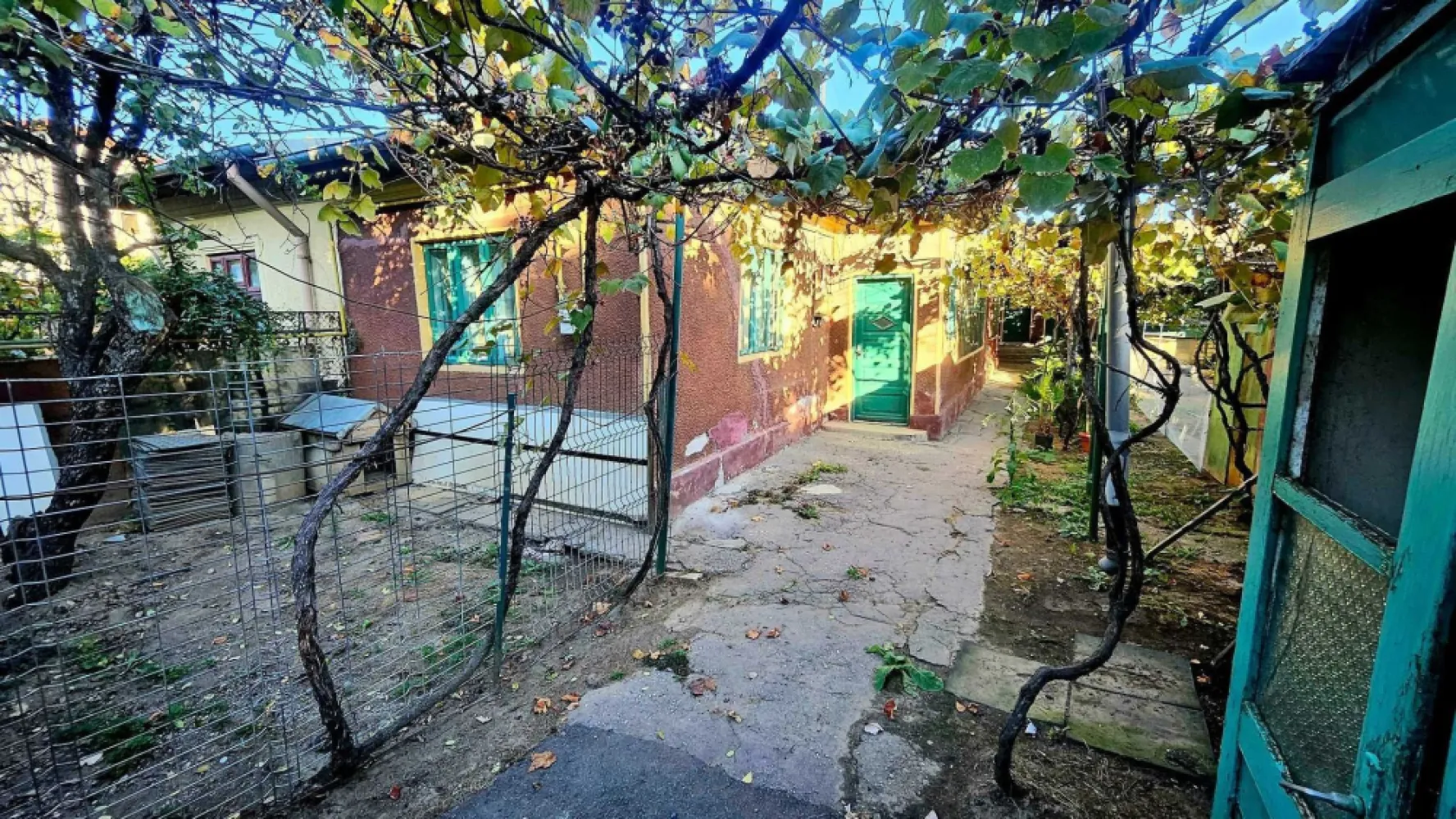 Casa cu teren Bucurestii Noi - Pod Constanta 220mp - Vand casa cu teren, suprafata 220mp, suprafata casa 119mp, 8,6m la strada, toate utilitatile. Casa construita din caramida in 1947, are 7 camere si 2 anexe din care 4 camere sunt amenajate si locuibile, pod, pivnite.
Imobilul este situat pe Str. Strabuna (continuare a strazii Jiului), sector 1, vis-a-vis de sediul SRI.
Este o zona mai linistita cu case doar pe o parte a strazii si trafic redus.
Vecini cumsecade, fara petreceri zgomotoase, nu sunt scandaluri sau santiere in lucru.
- Acces rapid la metrou si tramvai
- Scoala si gradinita la 500m
- Parcul Bazilescu
- Kaufland, Penny, Lidl, Mega Image, Mall Colloseum, Leroy Merlin
- Piata 16 Februarie
Toate utilitatile: apa, canal, gaze, curent.
Cadastru si intabulare.
Nu sunt interesat schimburi, variante, etc.