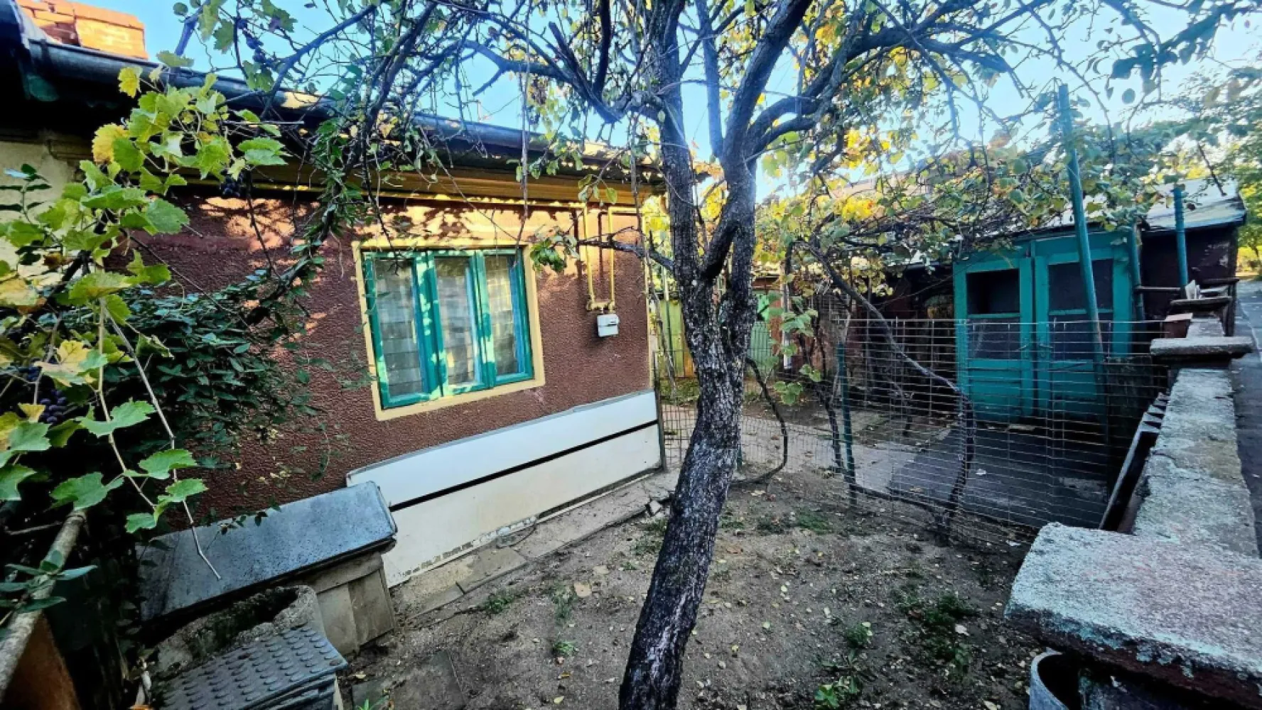 Casa cu teren Bucurestii Noi - Pod Constanta 220mp - Vand casa cu teren, suprafata 220mp, suprafata casa 119mp, 8,6m la strada, toate utilitatile. Casa construita din caramida in 1947, are 7 camere si 2 anexe din care 4 camere sunt amenajate si locuibile, pod, pivnite.
Imobilul este situat pe Str. Strabuna (continuare a strazii Jiului), sector 1, vis-a-vis de sediul SRI.
Este o zona mai linistita cu case doar pe o parte a strazii si trafic redus.
Vecini cumsecade, fara petreceri zgomotoase, nu sunt scandaluri sau santiere in lucru.
- Acces rapid la metrou si tramvai
- Scoala si gradinita la 500m
- Parcul Bazilescu
- Kaufland, Penny, Lidl, Mega Image, Mall Colloseum, Leroy Merlin
- Piata 16 Februarie
Toate utilitatile: apa, canal, gaze, curent.
Cadastru si intabulare.
Nu sunt interesat schimburi, variante, etc.