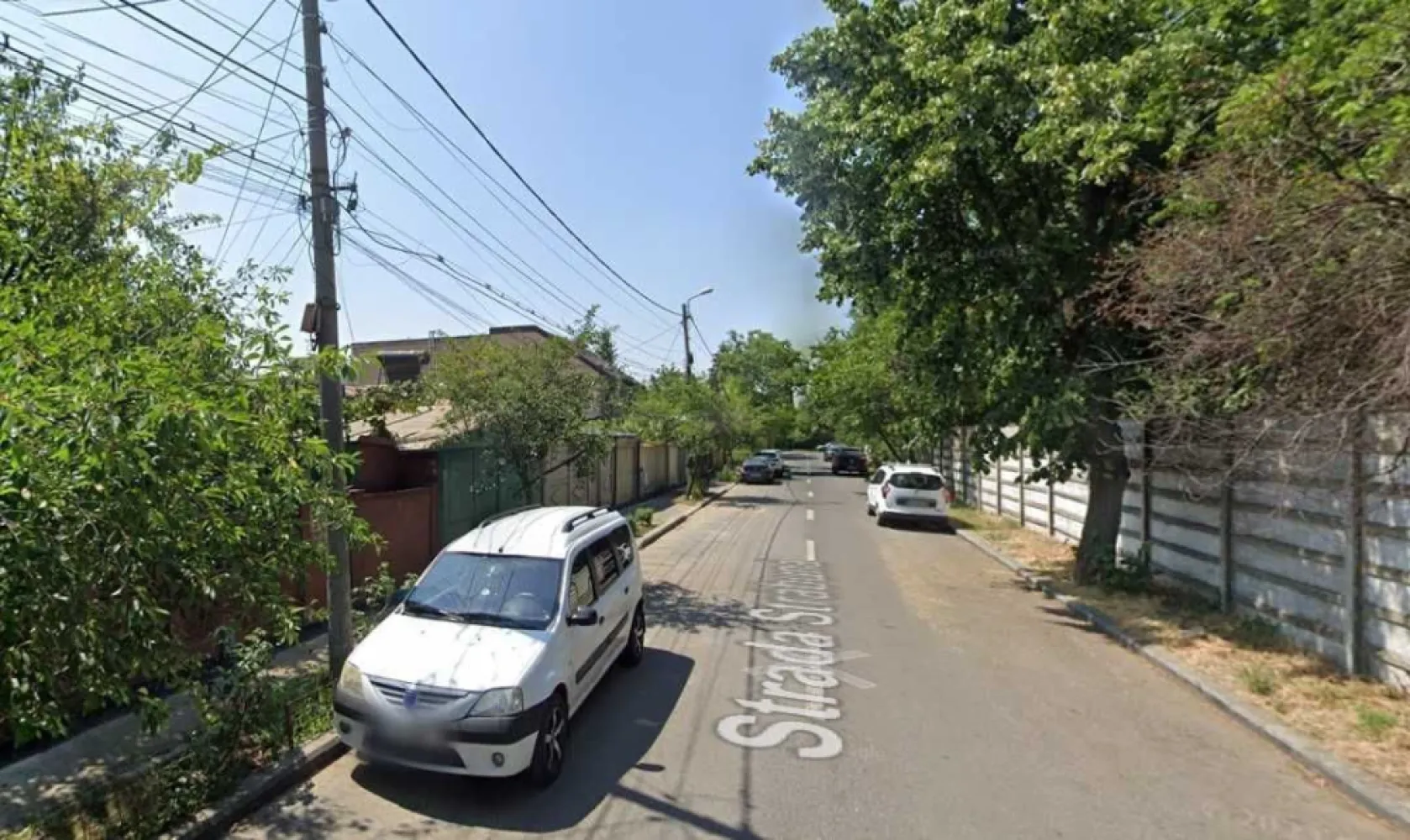Casa cu teren Bucurestii Noi - Pod Constanta 220mp - Vand casa cu teren, suprafata 220mp, suprafata casa 119mp, 8,6m la strada, toate utilitatile. Casa construita din caramida in 1947, are 7 camere si 2 anexe din care 4 camere sunt amenajate si locuibile, pod, pivnite.
Imobilul este situat pe Str. Strabuna (continuare a strazii Jiului), sector 1, vis-a-vis de sediul SRI.
Este o zona mai linistita cu case doar pe o parte a strazii si trafic redus.
Vecini cumsecade, fara petreceri zgomotoase, nu sunt scandaluri sau santiere in lucru.
- Acces rapid la metrou si tramvai
- Scoala si gradinita la 500m
- Parcul Bazilescu
- Kaufland, Penny, Lidl, Mega Image, Mall Colloseum, Leroy Merlin
- Piata 16 Februarie
Toate utilitatile: apa, canal, gaze, curent.
Cadastru si intabulare.
Nu sunt interesat schimburi, variante, etc.