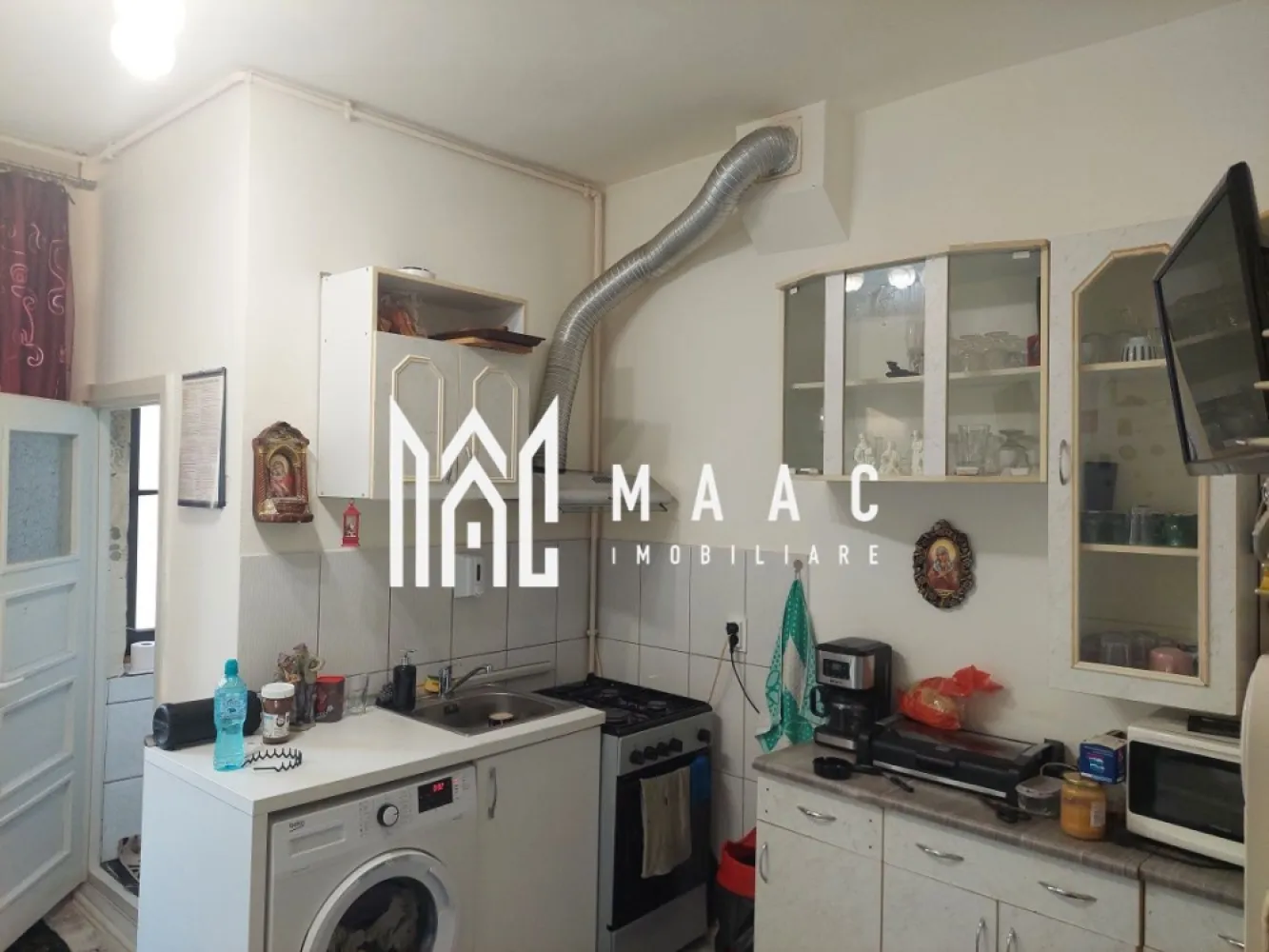 Ultracentral I Pretabil Investitie I Apartament 1 Camera - Situată în inima orașului Sibiu, această garsonieră reprezintă o oportunitate foarte bună pentru locuire sau investiție. Poziționarea ultracentrală, suprafața practică și compartimentarea eficientă o fac potrivită atât pentru închiriere în regim hotelier, cât și pentru uz personal.

Caracteristici principale:
Suprafață utilă: 31 mp
Etaj 3 într-un imobil cu curte comună
Compartimentare practică
Camară pentru depozitare
Cotă parte din pod inclusă în proprietate

Proprietatea este pretabilă pentru regim hotelier, fiind situată într-o zonă cu acces rapid către principalele puncte de interes din oraș. Se vinde complet funcțională și este disponibilă imediat.

Documentația este pregătită pentru vânzare.

Pentru detalii și programarea unei vizionări: ID: CP2527428
