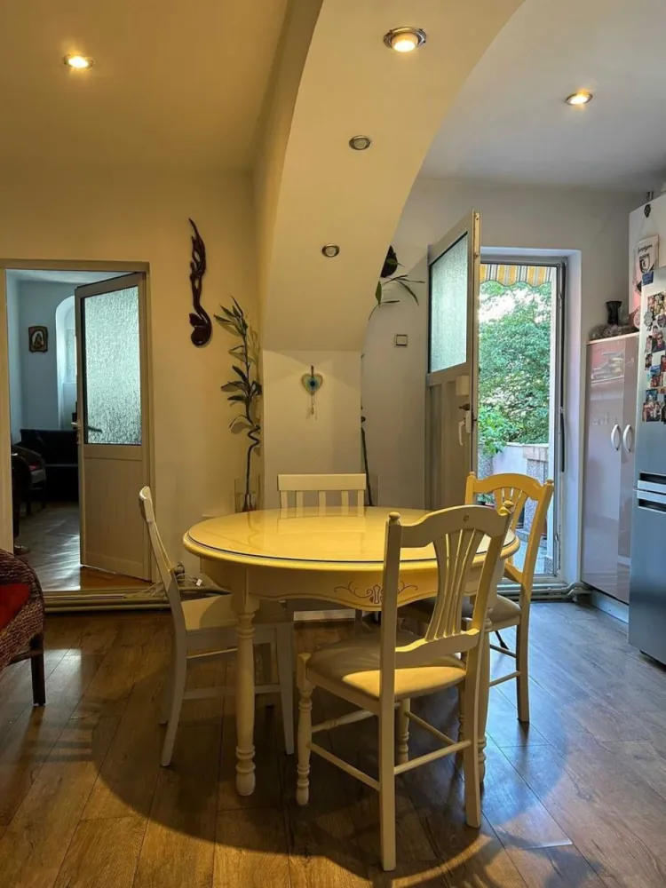De vânzare apartament cu 4 camere în zona Cișmigiu - De vânzare în zona Cișmigiu:
Apartament de aproximativ 90 mp utili, cu 4 camere la mansardă, într-o vilă cu parter și mansardă. Se vinde utilat și mobilat, disponibil în maxim 30 de zile de la semnare.
An de construcție 1940, nu prezintă risc seismic și are fațada recent renovată. La parter funcționează o clinică medicală.
Apartamentul a fost complet renovat: instalații electrice și termice noi, pereți și șapă refăcuți, centrală termică instalată. Terasă de 6,55 mp și boxă de 2,3 mp la subsol sunt incluse în preț.
Poziționarea este excelentă și strategică: la numai 4 minute de mers pe jos de Parcul Cișmigiu, într-o zonă liniștită și sigură, ideală pentru a deveni locuință sau pentru investiții profitabile în regim Airbnb/hostel. La o stradă distanță se află Grădinița 248 și Liceul Miguel de Cervantes. În vecinătate sunt disponibile terenuri de sport, teatre, hoteluri. Datorită poziționării aparte a imobilului, accesul către Centrul Vechi, dar și către alte atracții turistice din București este facil.