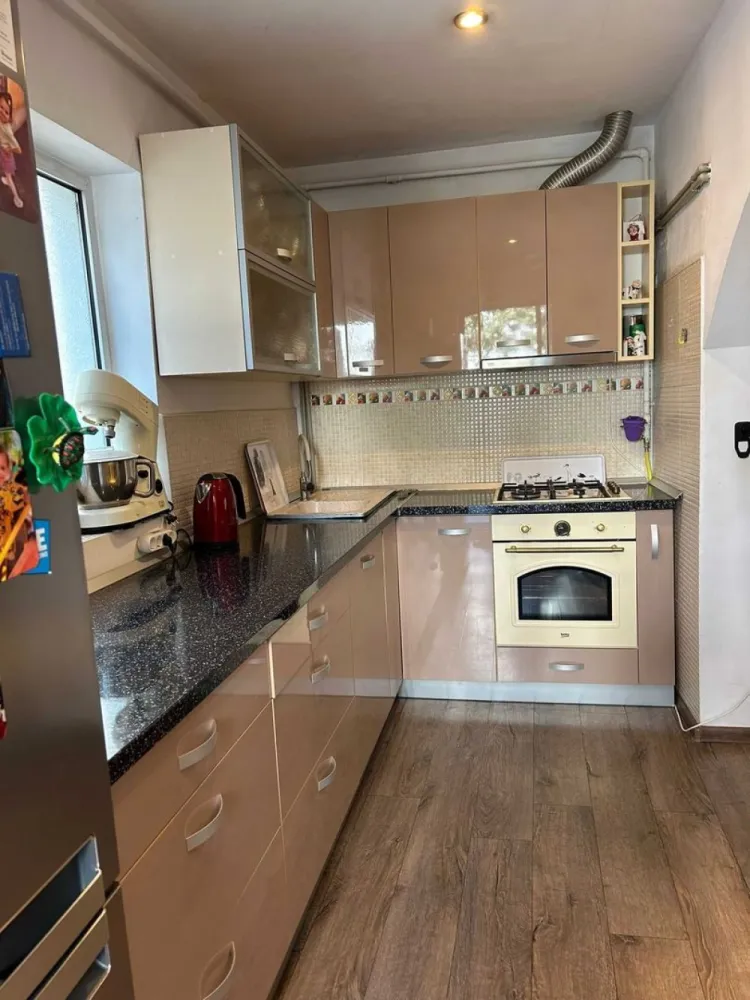 De vânzare apartament cu 4 camere în zona Cișmigiu - De vânzare în zona Cișmigiu:
Apartament de aproximativ 90 mp utili, cu 4 camere la mansardă, într-o vilă cu parter și mansardă. Se vinde utilat și mobilat, disponibil în maxim 30 de zile de la semnare.
An de construcție 1940, nu prezintă risc seismic și are fațada recent renovată. La parter funcționează o clinică medicală.
Apartamentul a fost complet renovat: instalații electrice și termice noi, pereți și șapă refăcuți, centrală termică instalată. Terasă de 6,55 mp și boxă de 2,3 mp la subsol sunt incluse în preț.
Poziționarea este excelentă și strategică: la numai 4 minute de mers pe jos de Parcul Cișmigiu, într-o zonă liniștită și sigură, ideală pentru a deveni locuință sau pentru investiții profitabile în regim Airbnb/hostel. La o stradă distanță se află Grădinița 248 și Liceul Miguel de Cervantes. În vecinătate sunt disponibile terenuri de sport, teatre, hoteluri. Datorită poziționării aparte a imobilului, accesul către Centrul Vechi, dar și către alte atracții turistice din București este facil.