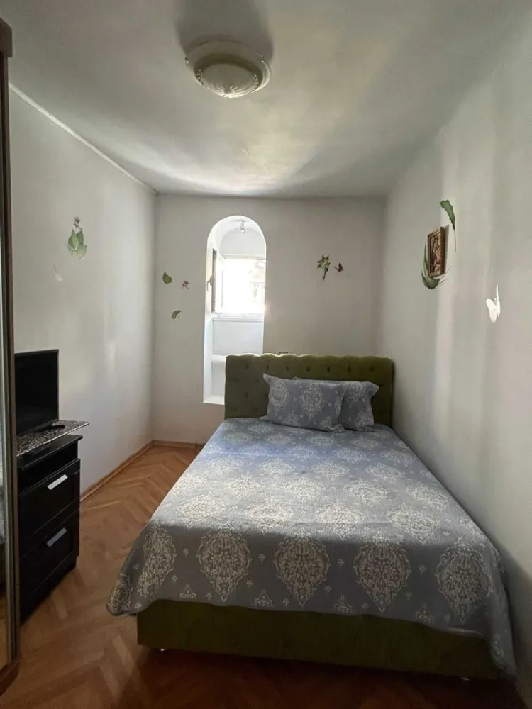 De vânzare apartament cu 4 camere în zona Cișmigiu - De vânzare în zona Cișmigiu:
Apartament de aproximativ 90 mp utili, cu 4 camere la mansardă, într-o vilă cu parter și mansardă. Se vinde utilat și mobilat, disponibil în maxim 30 de zile de la semnare.
An de construcție 1940, nu prezintă risc seismic și are fațada recent renovată. La parter funcționează o clinică medicală.
Apartamentul a fost complet renovat: instalații electrice și termice noi, pereți și șapă refăcuți, centrală termică instalată. Terasă de 6,55 mp și boxă de 2,3 mp la subsol sunt incluse în preț.
Poziționarea este excelentă și strategică: la numai 4 minute de mers pe jos de Parcul Cișmigiu, într-o zonă liniștită și sigură, ideală pentru a deveni locuință sau pentru investiții profitabile în regim Airbnb/hostel. La o stradă distanță se află Grădinița 248 și Liceul Miguel de Cervantes. În vecinătate sunt disponibile terenuri de sport, teatre, hoteluri. Datorită poziționării aparte a imobilului, accesul către Centrul Vechi, dar și către alte atracții turistice din București este facil.