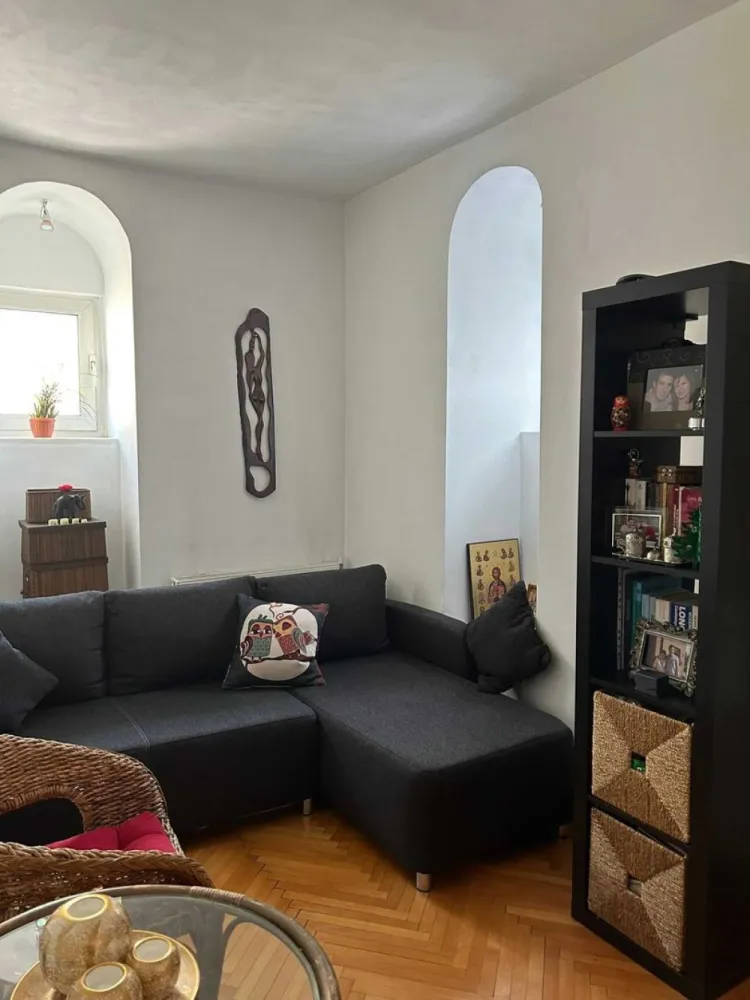 De vânzare apartament cu 4 camere în zona Cișmigiu - De vânzare în zona Cișmigiu:
Apartament de aproximativ 90 mp utili, cu 4 camere la mansardă, într-o vilă cu parter și mansardă. Se vinde utilat și mobilat, disponibil în maxim 30 de zile de la semnare.
An de construcție 1940, nu prezintă risc seismic și are fațada recent renovată. La parter funcționează o clinică medicală.
Apartamentul a fost complet renovat: instalații electrice și termice noi, pereți și șapă refăcuți, centrală termică instalată. Terasă de 6,55 mp și boxă de 2,3 mp la subsol sunt incluse în preț.
Poziționarea este excelentă și strategică: la numai 4 minute de mers pe jos de Parcul Cișmigiu, într-o zonă liniștită și sigură, ideală pentru a deveni locuință sau pentru investiții profitabile în regim Airbnb/hostel. La o stradă distanță se află Grădinița 248 și Liceul Miguel de Cervantes. În vecinătate sunt disponibile terenuri de sport, teatre, hoteluri. Datorită poziționării aparte a imobilului, accesul către Centrul Vechi, dar și către alte atracții turistice din București este facil.