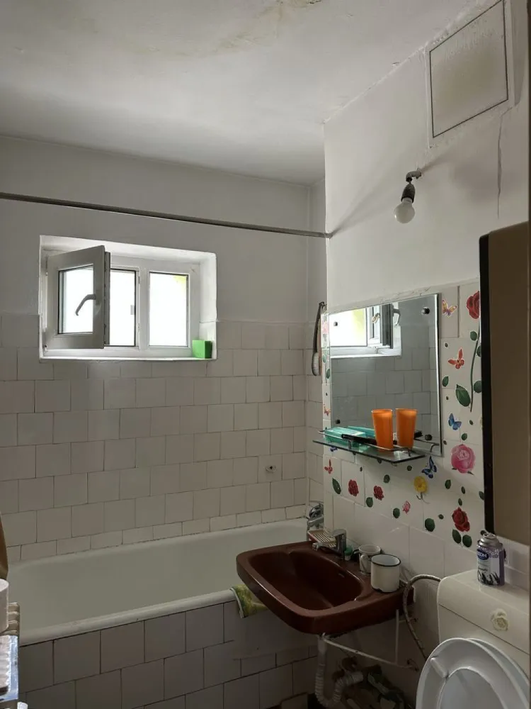 PROPRIETAR VÂND Apartament Zona Mega Mall - Bună ziua!

DIRECT PROPRIETAR - Ofer spre vânzare apartament cu 4 camere care dispune de două băi și trei balcoane, în zona Mega Mall-Piața Delfinului.

Balcoanele sunt dispuse astfel: dormitor, bucătărie, living.

Blocul este fără risc seismic!
Puncte de reper: 450 de MegaMall Pantelimon (aproximativ 6 minute)
Stație tramvai și STB în fața blocului.

Suprafața este de 93,24 mp și este situat la etajul 1
Multiple facilități: Farmacii, Școli, Supermarketuri, Kaufland, Lidl, Parcuri, Biserică