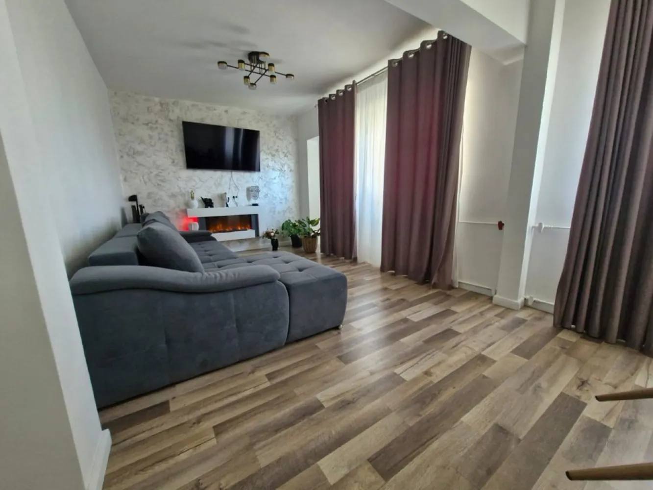 Apartament 4 camere, Dna Ghica - Apartament 4 camere, proaspat renovat cu mobila noua.
* suprafata 90 mp, doua bai, doua balcoane.
* situat intr o zona linistita cu acces rapid la mijloacele de transport in comun! Tramvaiul 21, doua minute de mers pe jos, ratb in fata scarii 
* imobilul este situat langa parc, intrare fiind in spatele scarii. 
* An consructie 1975
* Etaj 7 din 10
* Scoala generala vis a vis de bloc
* Magazine si piata obor in apropiere