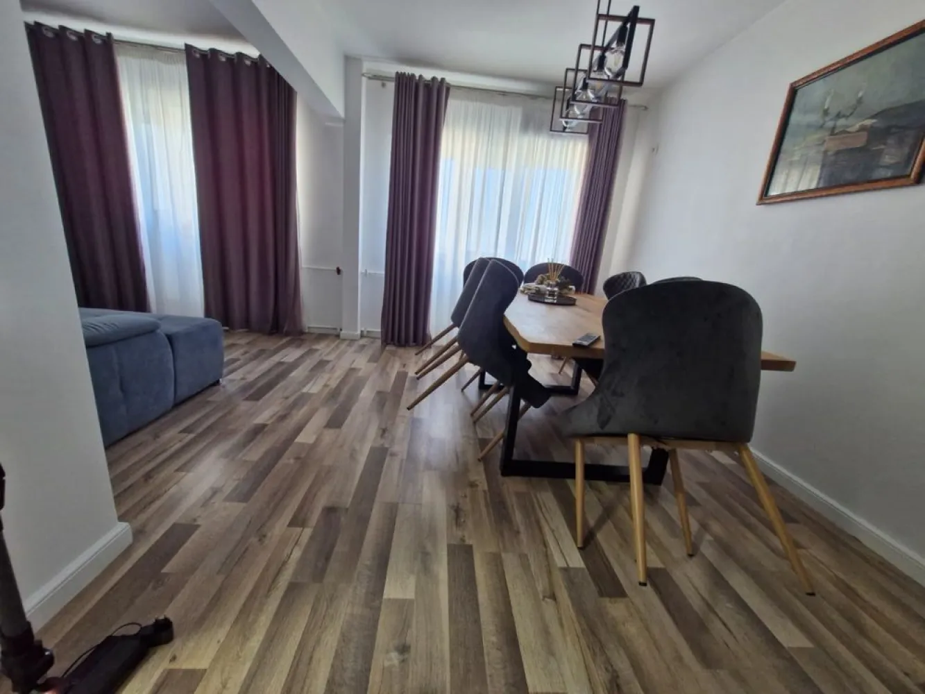 Apartament 4 camere, Dna Ghica - Apartament 4 camere, proaspat renovat cu mobila noua.
* suprafata 90 mp, doua bai, doua balcoane.
* situat intr o zona linistita cu acces rapid la mijloacele de transport in comun! Tramvaiul 21, doua minute de mers pe jos, ratb in fata scarii 
* imobilul este situat langa parc, intrare fiind in spatele scarii. 
* An consructie 1975
* Etaj 7 din 10
* Scoala generala vis a vis de bloc
* Magazine si piata obor in apropiere