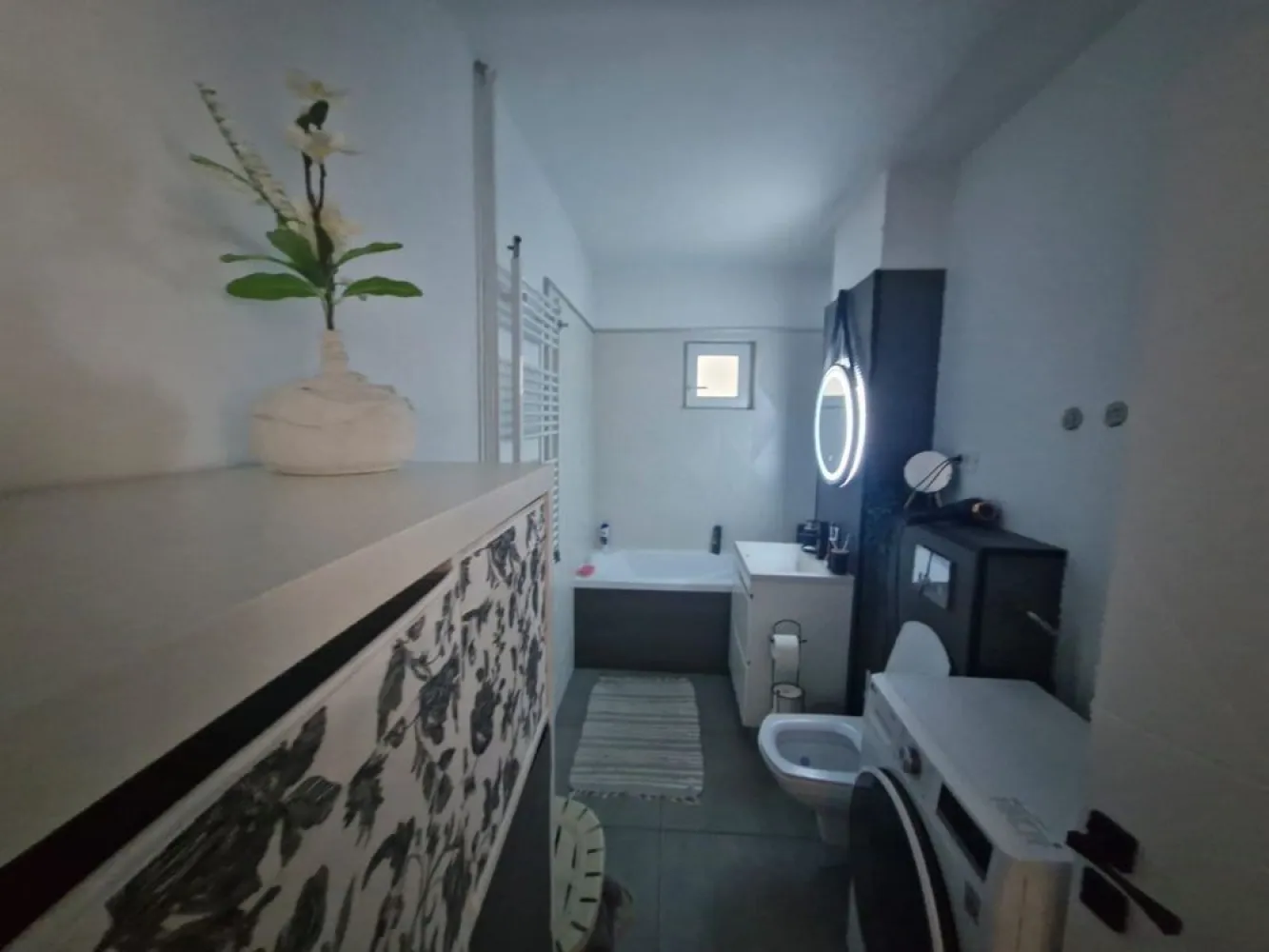 Apartament 4 camere, Dna Ghica - Apartament 4 camere, proaspat renovat cu mobila noua.
* suprafata 90 mp, doua bai, doua balcoane.
* situat intr o zona linistita cu acces rapid la mijloacele de transport in comun! Tramvaiul 21, doua minute de mers pe jos, ratb in fata scarii 
* imobilul este situat langa parc, intrare fiind in spatele scarii. 
* An consructie 1975
* Etaj 7 din 10
* Scoala generala vis a vis de bloc
* Magazine si piata obor in apropiere