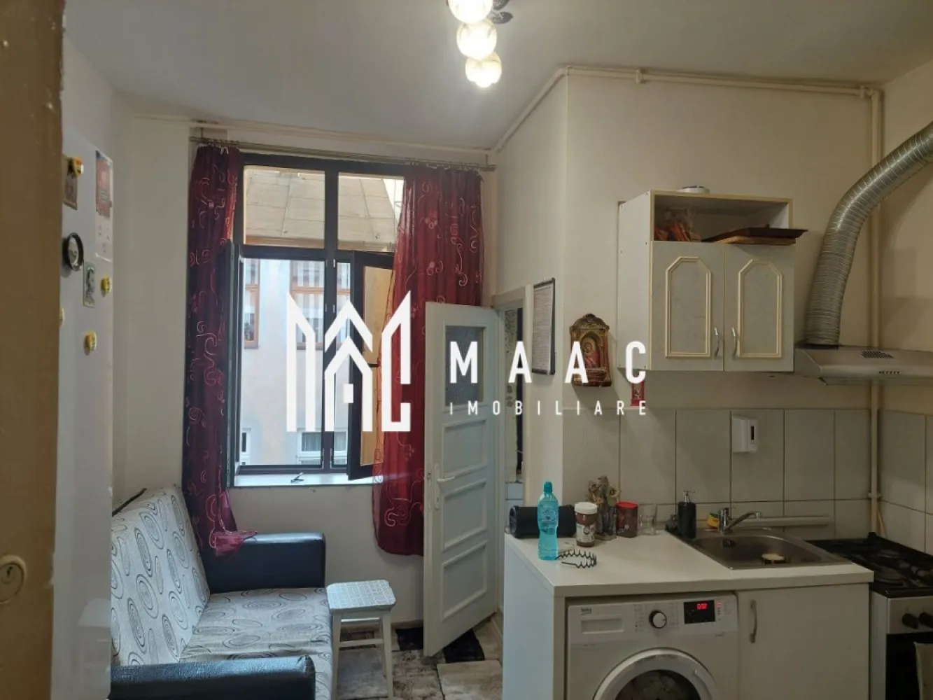 Ultracentral I Pretabil Investitie I Apartament 1 Camera - Situată în inima orașului Sibiu, această garsonieră reprezintă o oportunitate foarte bună pentru locuire sau investiție. Poziționarea ultracentrală, suprafața practică și compartimentarea eficientă o fac potrivită atât pentru închiriere în regim hotelier, cât și pentru uz personal.

Caracteristici principale:
Suprafață utilă: 31 mp
Etaj 3 într-un imobil cu curte comună
Compartimentare practică
Camară pentru depozitare
Cotă parte din pod inclusă în proprietate

Proprietatea este pretabilă pentru regim hotelier, fiind situată într-o zonă cu acces rapid către principalele puncte de interes din oraș. Se vinde complet funcțională și este disponibilă imediat.

Documentația este pregătită pentru vânzare.

Pentru detalii și programarea unei vizionări: ID: CP2527428