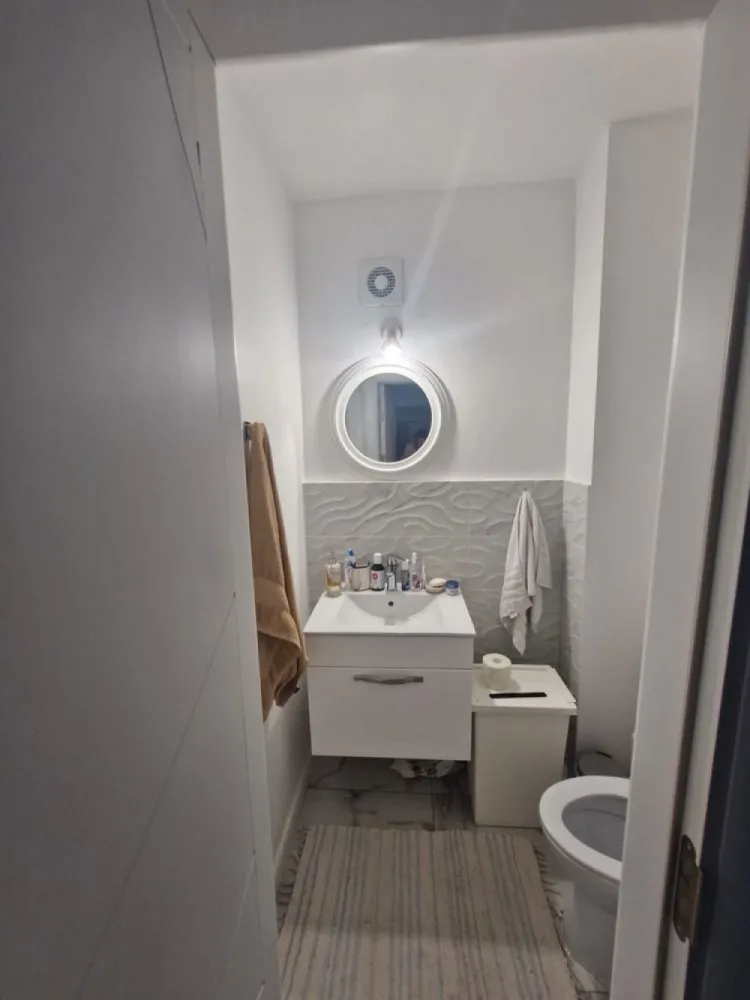 Apartament 4 camere, Dna Ghica - Apartament 4 camere, proaspat renovat cu mobila noua.
* suprafata 90 mp, doua bai, doua balcoane.
* situat intr o zona linistita cu acces rapid la mijloacele de transport in comun! Tramvaiul 21, doua minute de mers pe jos, ratb in fata scarii 
* imobilul este situat langa parc, intrare fiind in spatele scarii. 
* An consructie 1975
* Etaj 7 din 10
* Scoala generala vis a vis de bloc
* Magazine si piata obor in apropiere