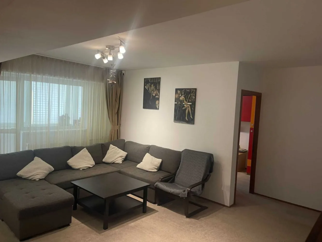 Vand aprtament 4 camere, Bucuresti sector 2 - Vand apartament 4 cam, sos Pantelimon cu suprafata totala de 100 mp. Apartamentul este situat la etajul 10/12
Are 2 balcoane, 2 grupuri sanitare, 3 dormitoare, sufragerie si bucatarie
Blocul este reabilitat termic si are centrala de bloc
Apartamentul se poate si inchiria la pretul de 600 euro