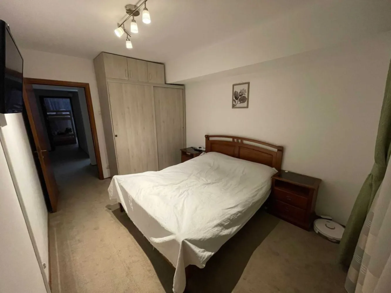 Vand aprtament 4 camere, Bucuresti sector 2 - Vand apartament 4 cam, sos Pantelimon cu suprafata totala de 100 mp. Apartamentul este situat la etajul 10/12
Are 2 balcoane, 2 grupuri sanitare, 3 dormitoare, sufragerie si bucatarie
Blocul este reabilitat termic si are centrala de bloc
Apartamentul se poate si inchiria la pretul de 600 euro