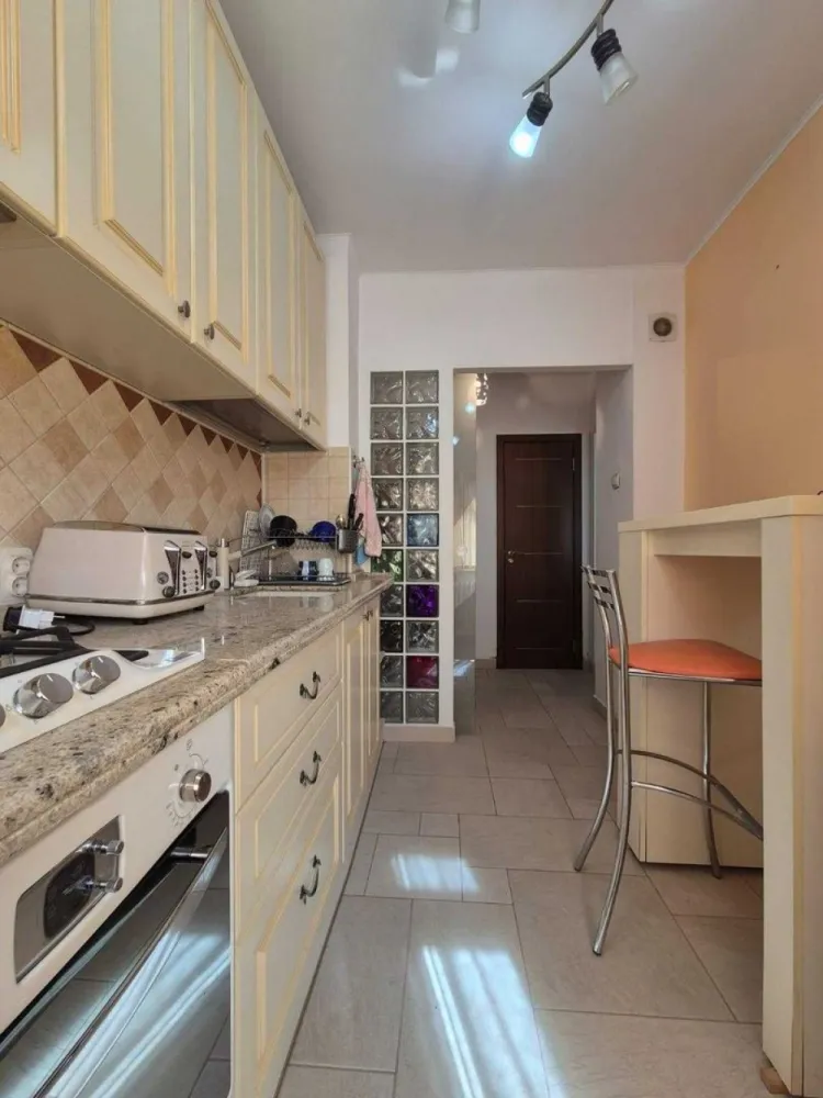 Apartament 4 camere | Militari - Bd. Iuliu Maniu - Piata Veteranilor - Vand apartament spatios cu 4 camere, situat pe Bd. Iuliu Maniu, langa Piata Veteranilor, aproape de metrou Lujerului, Carrefour, Plaza Romania Mall, AFI Cotroceni Mall. Apartamentul este ideal pentru familii sau persoane care cauta un spatiu generos si confortabil, cu un vibe bun.

Apartamentul este renovat si mobilat, intr-un bloc anvelopat, are doua bai si doua balcoane inchise.