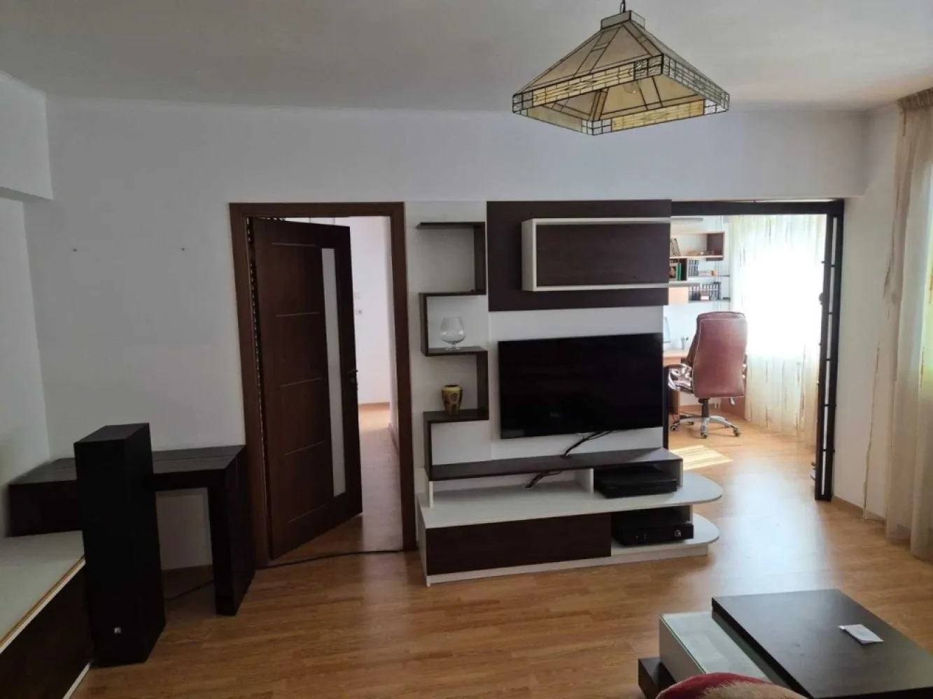 Apartament 4 camere | Militari - Bd. Iuliu Maniu - Piata Veteranilor - Vand apartament spatios cu 4 camere, situat pe Bd. Iuliu Maniu, langa Piata Veteranilor, aproape de metrou Lujerului, Carrefour, Plaza Romania Mall, AFI Cotroceni Mall. Apartamentul este ideal pentru familii sau persoane care cauta un spatiu generos si confortabil, cu un vibe bun.

Apartamentul este renovat si mobilat, intr-un bloc anvelopat, are doua bai si doua balcoane inchise.