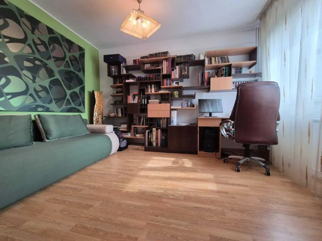 Apartament 4 camere | Militari - Bd. Iuliu Maniu - Piata Veteranilor - Vand apartament spatios cu 4 camere, situat pe Bd. Iuliu Maniu, langa Piata Veteranilor, aproape de metrou Lujerului, Carrefour, Plaza Romania Mall, AFI Cotroceni Mall. Apartamentul este ideal pentru familii sau persoane care cauta un spatiu generos si confortabil, cu un vibe bun.

Apartamentul este renovat si mobilat, intr-un bloc anvelopat, are doua bai si doua balcoane inchise.