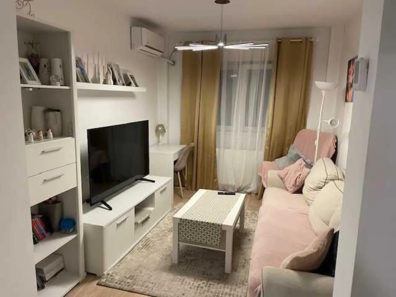 Apartament 4 camere Colentina - Apartament cu 4 camere, decomandat, situat la etajul 6 din 8, in zona linistita langa stadionul Daco-Getica. Apartamentul este renovat complet, cu finisaje de lux si se vinde complet utilat si mobilat. Bucataria este utilata cu electrocasnice Franke si cu masina de spalat vase. Mobila din casa este exclusiv Mobexert. Apartamentul are 2 balcoane mari, mobilate cu spatii de depozitare, sifoniere facute pe comanda. 
Pretul este 150.000 euro.