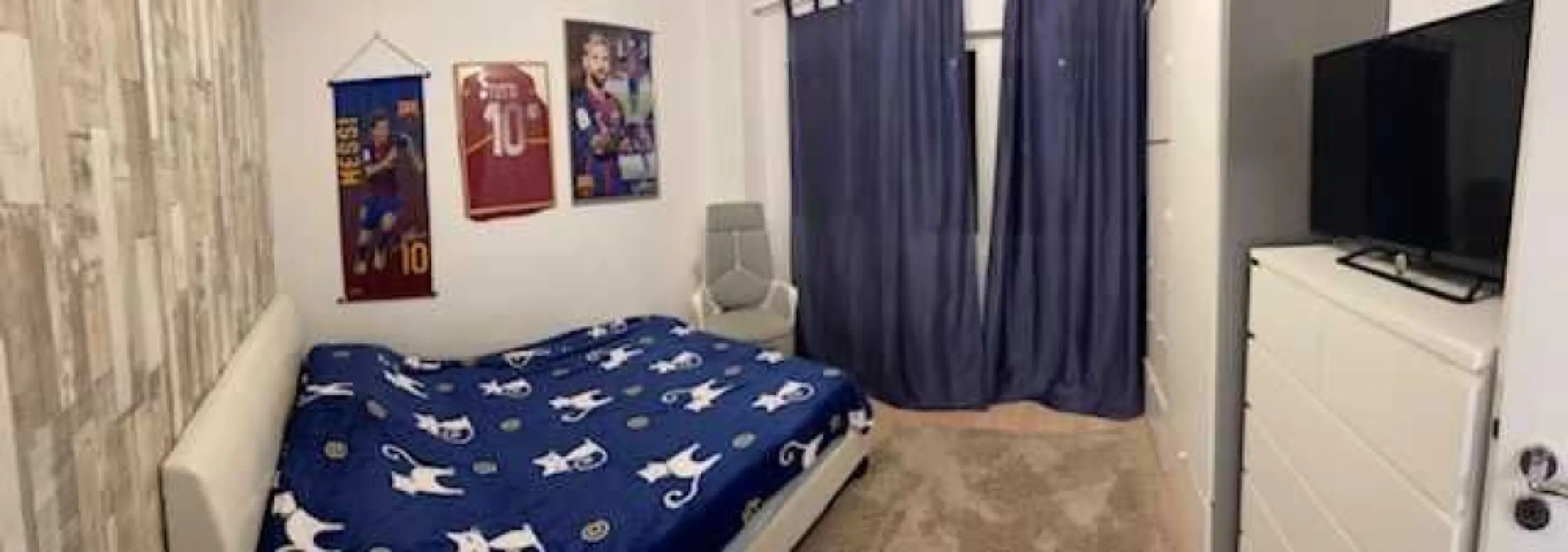 Apartament 4 camere Colentina - Apartament cu 4 camere, decomandat, situat la etajul 6 din 8, in zona linistita langa stadionul Daco-Getica. Apartamentul este renovat complet, cu finisaje de lux si se vinde complet utilat si mobilat. Bucataria este utilata cu electrocasnice Franke si cu masina de spalat vase. Mobila din casa este exclusiv Mobexert. Apartamentul are 2 balcoane mari, mobilate cu spatii de depozitare, sifoniere facute pe comanda. 
Pretul este 150.000 euro.