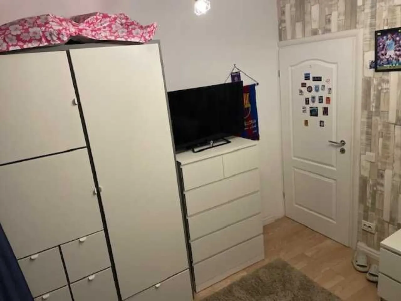 Apartament 4 camere Colentina - Apartament cu 4 camere, decomandat, situat la etajul 6 din 8, in zona linistita langa stadionul Daco-Getica. Apartamentul este renovat complet, cu finisaje de lux si se vinde complet utilat si mobilat. Bucataria este utilata cu electrocasnice Franke si cu masina de spalat vase. Mobila din casa este exclusiv Mobexert. Apartamentul are 2 balcoane mari, mobilate cu spatii de depozitare, sifoniere facute pe comanda. 
Pretul este 150.000 euro.