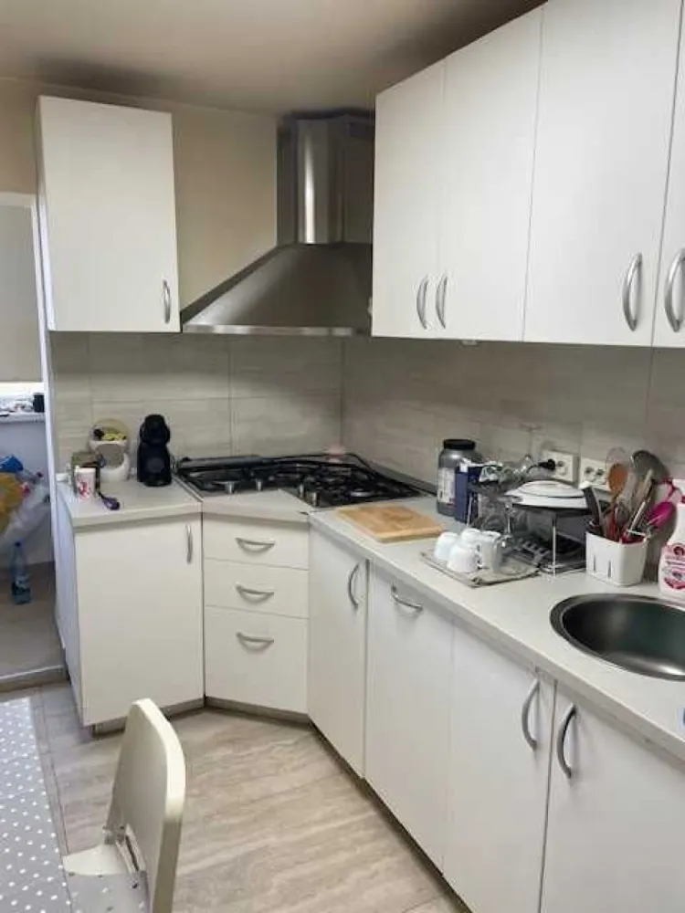 Apartament 4 camere Colentina - Apartament cu 4 camere, decomandat, situat la etajul 6 din 8, in zona linistita langa stadionul Daco-Getica. Apartamentul este renovat complet, cu finisaje de lux si se vinde complet utilat si mobilat. Bucataria este utilata cu electrocasnice Franke si cu masina de spalat vase. Mobila din casa este exclusiv Mobexert. Apartamentul are 2 balcoane mari, mobilate cu spatii de depozitare, sifoniere facute pe comanda. 
Pretul este 150.000 euro.