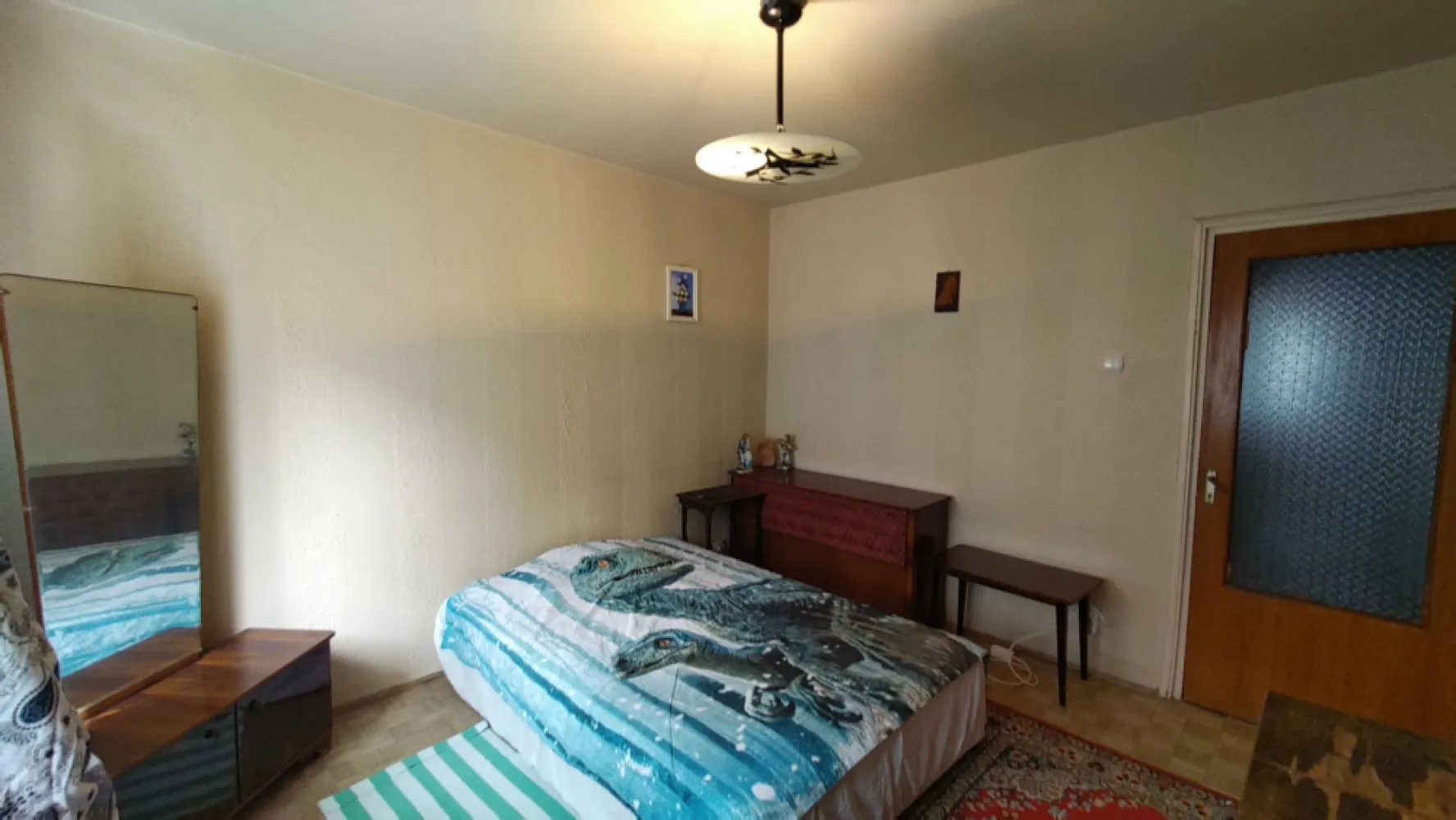 Apartament 4 camere Berceni Emil Racovita de vanzare - artament cu 4 camere de vanzare Berceni -Emil Racovita-in apropierea stiilor de metrou Piata Sudului si Aparatori!

Situat la parter intr-un bloc cu 4 etaje edificat in anul 1971. Bloc fara risc seismic construit din diafragme de beton armat si anumiti pereti de caramida. Apartament semidecomandat cu 3 dormitoare + camera de zi + 2 bai + debara + balcon foarte mare, cca 7,5 mp.

Sectorul 4 este probabil cel mai ingrijit si frumos din oras. Cartier curat cu multe spatii verzi, locuri de joaca pentru copii si parcari de resedinta amenajate. Parcurile Tineretului, Carol, Oraselul Copiilor,Lumea Copiilor, Parcul Natural Vacaresti sunt locuri in care puteti petrece timp singuri sau cu copiii. Recent a fost finalizat patinoarul Berceni Arena. Scoli, gradinite, crese, magazine, centre comerciale in apropiere. Acces usor catre centrul orasului cu metroul si transportul public de suprafata ( sau cca 10 minute cu autoturismul).
Locatia este pe traseul mijloacelor de transport in comun STB(statie la cca 2 minute) si in apropierea a doua statii de metrou (cca 8-10 minute de mers pe jos). Pe Autostrada A0 (noua centura a Bucurestiului) se poate ajunge practic in orice zona a orasului.

Pentru vizionare sunati agentul imobiliar la tel nr. 07******27
Apartament curat, fara modificari interioare,fara imbunatatiri, nelocuit, disponibil imediat!

Pret 107.000 euro
Oferta prezentata de agentie imobiliara.
Comision cumparare 3%