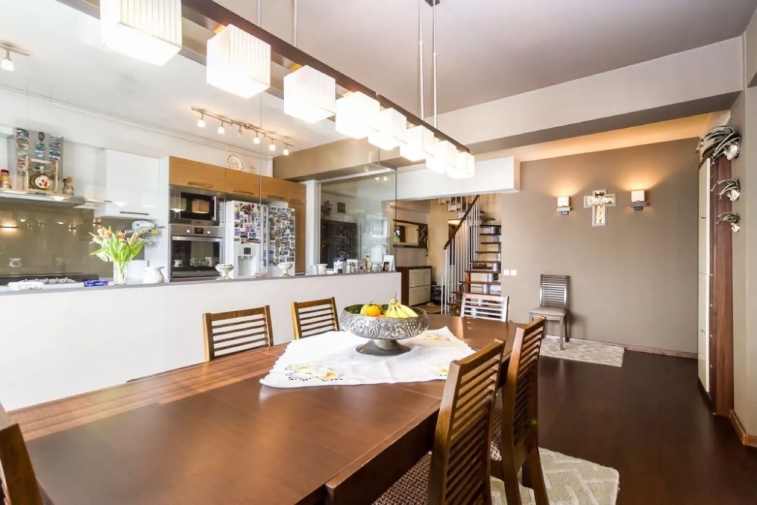 Vand apartament de lux - Prezentare Apartament de Lux pe Două Niveluri intr un bloc de 2 etaje cu 10 apartamente in Zona Aparatorii Patriei, la 7 minute de gura de metrou cu acelasi nume – 300 mp, 2 Locuri de Parcare private, Curte Comună Amenajată

Descriere Generală:
Vă prezentăm un apartament deosebit, dispus pe două niveluri, cu o suprafață totală de 300 metri pătrați, din care 200 metri pătrați sunt utili, iar restul de 100 metri pătrați sunt alocați pentru spații de depozitare, ideale pentru nevoile unei familii moderne. Această proprietate unică este amplasată într-o zonă rezidențială liniștită, oferind intimitate și confort, în timp ce beneficiați de toate avantajele unui spațiu generos și bine compartimentat.

Compartimentare și Design Interior:

Parter:

Bucătărie modernă, închisă cu sticlă: Designul contemporan al bucătăriei permite separarea elegantă a zonei de gătit de restul spațiilor, oferind în același timp vizibilitate și o atmosferă deschisă.
Dining și living spațios: Ideal pentru petreceri sau pentru momentele de relaxare în familie, cu un design care îmbină armonios eleganța cu funcționalitatea.
Baie de serviciu: Amplasată strategic, oferă confort oaspeților și locatarilor.
Dormitor matrimonial cu dressing și baie proprie: O adevărată oază de liniște, acest dormitor dispune de un dressing generos și de o baie proprie modernă, echipată cu finisaje de lux.
Etaj:

Două dormitoare: Unul dintre dormitoare beneficiază de baie proprie, oferind intimitate și confort. Cel de-al doilea dormitor este perfect pentru oaspeți sau pentru copii, fiind ușor accesibil și bine iluminat.
Living: Un spațiu suplimentar pentru relaxare sau divertisment, potrivit pentru familii care doresc flexibilitate în utilizarea camerelor.
Spălătorie de 12 mp: Dotată cu toate utilitățile necesare, această spălătorie vă permite să aveți grijă de întreaga gospodărie cu ușurință.
Spații de depozitare de 100 mp: Atât la etaj, cât și în restul casei, aveți la dispoziție multiple zone de depozitare, perfecte pentru organizarea obiectelor de uz personal sau sezonier.
Facilități Externe:

2 locuri de parcare: Apartamentul dispune de două locuri de parcare amplasate în fața blocului, oferind siguranță și acces facil.
Curte comună de 1000 mp: Un spațiu verde generos, amenajat cu foișor, grătar și stații de relaxare, perfect pentru momentele de recreere alături de familie și prieteni.
Concluzie:
Acest apartament reprezintă combinația perfectă între spațiu, confort și eleganță. Dispunând de o compartimentare inteligentă și de facilități de lux, proprietatea este ideală pentru cei care caută un loc de locuit ce îmbină intimitatea cu funcționalitatea. Locația liniștită, în apropierea tuturor facilităților urbane, face din acest apartament o oportunitate unică pe piață.
