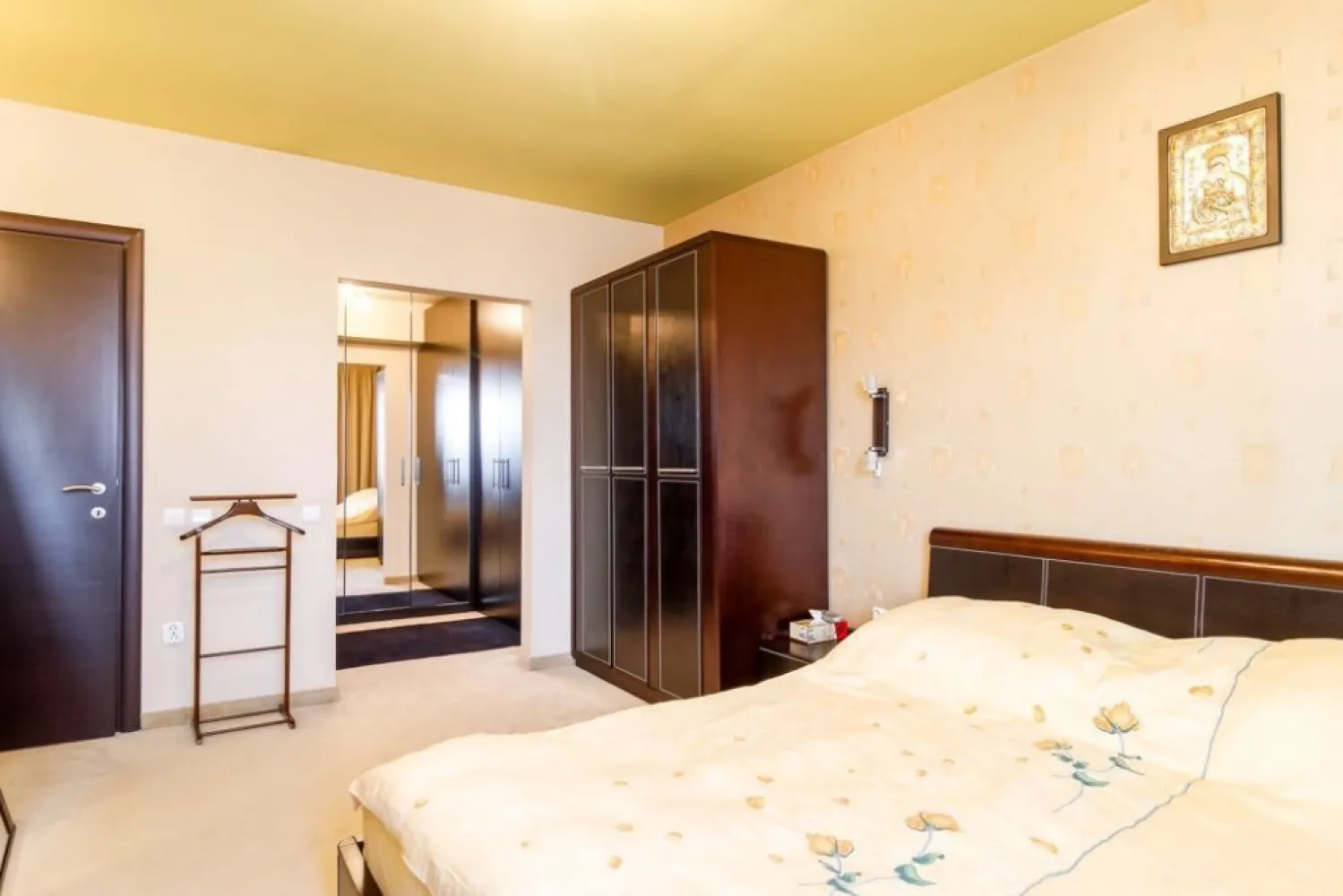 Vand apartament de lux - Prezentare Apartament de Lux pe Două Niveluri intr un bloc de 2 etaje cu 10 apartamente in Zona Aparatorii Patriei, la 7 minute de gura de metrou cu acelasi nume – 300 mp, 2 Locuri de Parcare private, Curte Comună Amenajată

Descriere Generală:
Vă prezentăm un apartament deosebit, dispus pe două niveluri, cu o suprafață totală de 300 metri pătrați, din care 200 metri pătrați sunt utili, iar restul de 100 metri pătrați sunt alocați pentru spații de depozitare, ideale pentru nevoile unei familii moderne. Această proprietate unică este amplasată într-o zonă rezidențială liniștită, oferind intimitate și confort, în timp ce beneficiați de toate avantajele unui spațiu generos și bine compartimentat.

Compartimentare și Design Interior:

Parter:

Bucătărie modernă, închisă cu sticlă: Designul contemporan al bucătăriei permite separarea elegantă a zonei de gătit de restul spațiilor, oferind în același timp vizibilitate și o atmosferă deschisă.
Dining și living spațios: Ideal pentru petreceri sau pentru momentele de relaxare în familie, cu un design care îmbină armonios eleganța cu funcționalitatea.
Baie de serviciu: Amplasată strategic, oferă confort oaspeților și locatarilor.
Dormitor matrimonial cu dressing și baie proprie: O adevărată oază de liniște, acest dormitor dispune de un dressing generos și de o baie proprie modernă, echipată cu finisaje de lux.
Etaj:

Două dormitoare: Unul dintre dormitoare beneficiază de baie proprie, oferind intimitate și confort. Cel de-al doilea dormitor este perfect pentru oaspeți sau pentru copii, fiind ușor accesibil și bine iluminat.
Living: Un spațiu suplimentar pentru relaxare sau divertisment, potrivit pentru familii care doresc flexibilitate în utilizarea camerelor.
Spălătorie de 12 mp: Dotată cu toate utilitățile necesare, această spălătorie vă permite să aveți grijă de întreaga gospodărie cu ușurință.
Spații de depozitare de 100 mp: Atât la etaj, cât și în restul casei, aveți la dispoziție multiple zone de depozitare, perfecte pentru organizarea obiectelor de uz personal sau sezonier.
Facilități Externe:

2 locuri de parcare: Apartamentul dispune de două locuri de parcare amplasate în fața blocului, oferind siguranță și acces facil.
Curte comună de 1000 mp: Un spațiu verde generos, amenajat cu foișor, grătar și stații de relaxare, perfect pentru momentele de recreere alături de familie și prieteni.
Concluzie:
Acest apartament reprezintă combinația perfectă între spațiu, confort și eleganță. Dispunând de o compartimentare inteligentă și de facilități de lux, proprietatea este ideală pentru cei care caută un loc de locuit ce îmbină intimitatea cu funcționalitatea. Locația liniștită, în apropierea tuturor facilităților urbane, face din acest apartament o oportunitate unică pe piață.