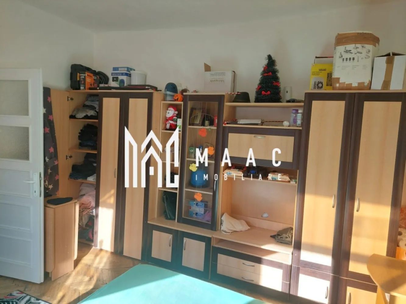 Ultracentral I Pretabil Investitie I Apartament 1 Camera - Situată în inima orașului Sibiu, această garsonieră reprezintă o oportunitate foarte bună pentru locuire sau investiție. Poziționarea ultracentrală, suprafața practică și compartimentarea eficientă o fac potrivită atât pentru închiriere în regim hotelier, cât și pentru uz personal.

Caracteristici principale:
Suprafață utilă: 31 mp
Etaj 3 într-un imobil cu curte comună
Compartimentare practică
Camară pentru depozitare
Cotă parte din pod inclusă în proprietate

Proprietatea este pretabilă pentru regim hotelier, fiind situată într-o zonă cu acces rapid către principalele puncte de interes din oraș. Se vinde complet funcțională și este disponibilă imediat.

Documentația este pregătită pentru vânzare.

Pentru detalii și programarea unei vizionări: ID: CP2527428