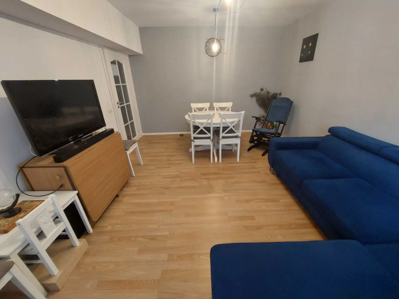 Apartament 4 camere Ion Mihalache, Piata 1 Mai, Domenii, Turda - Apartament cu 4 camere, decomandat, Suprafata utila 87mp, Suprafata totala cu cele 3 balcoane 107 mp, situat la etajul 2 al unui bloc cu regim de inaltime P+10E, amplasat in apropierea Scolii Generale Pia Bratianu, Piata 1 Mai.
Acces rapid la mijloacele de transport in comun (metrou Aviatorilo si Piata Victoriei – 15 min de mers, autobuz, tramvai Bd. Ion Mihalache si Turda (linia 41)).
Magazine in imediata proximitate (Mega Image Mihalache (la parter) si Piata 1 Mai, Shop&Go;, magazine alimentare, Piata 1 Mai, farmacii (inclusiv non-stop), banci, spitale, clinici private si medicina de familie, notariate).

Apartamentul dispune de 3 dormitoare, un living, 1 baie, 1 wc, 1 logie (a 5 a camera, ce poate fi utilizata ca birou, spatiu de recreere), 2 balcoane, bucatarie complet mobilata si utilata, multiple spatii de depozitare/dressing.

Apartamentul este renovat, mobilat si utilat (conform unui proiect de amenajare interioara realizat de catre un arhitect).

Parcurile sunt si ele in apropiere: Parcul Kiseleff, Herastrau, Regina Maria.

Toate actele sunt pregatite pentru vanzare.

Ion Mihalache, Turda, 1 Mai, Piata 1 Mai, Kiseleff.

Pentru detalii suplimentare asteptam sa ne contactati!

Caracteristici privind perfomanta energetica: 
Nota energetica 92.49

- clasa energetică: B;
- consumul anual specific de energie: 175.31;
- indicele de emisii echivalent CO_2: 40.61;
- consum total specific de energie din surse regenerabile: 0