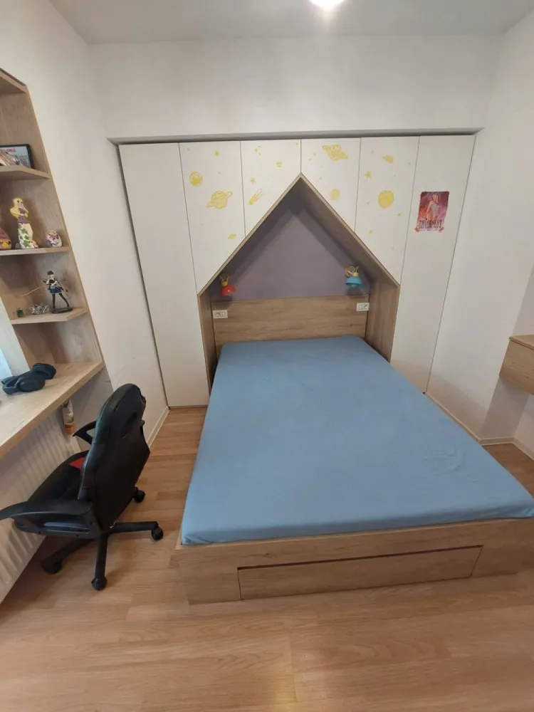 Apartament 4 camere Ion Mihalache, Piata 1 Mai, Domenii, Turda - Apartament cu 4 camere, decomandat, Suprafata utila 87mp, Suprafata totala cu cele 3 balcoane 107 mp, situat la etajul 2 al unui bloc cu regim de inaltime P+10E, amplasat in apropierea Scolii Generale Pia Bratianu, Piata 1 Mai.
Acces rapid la mijloacele de transport in comun (metrou Aviatorilo si Piata Victoriei – 15 min de mers, autobuz, tramvai Bd. Ion Mihalache si Turda (linia 41)).
Magazine in imediata proximitate (Mega Image Mihalache (la parter) si Piata 1 Mai, Shop&Go;, magazine alimentare, Piata 1 Mai, farmacii (inclusiv non-stop), banci, spitale, clinici private si medicina de familie, notariate).

Apartamentul dispune de 3 dormitoare, un living, 1 baie, 1 wc, 1 logie (a 5 a camera, ce poate fi utilizata ca birou, spatiu de recreere), 2 balcoane, bucatarie complet mobilata si utilata, multiple spatii de depozitare/dressing.

Apartamentul este renovat, mobilat si utilat (conform unui proiect de amenajare interioara realizat de catre un arhitect).

Parcurile sunt si ele in apropiere: Parcul Kiseleff, Herastrau, Regina Maria.

Toate actele sunt pregatite pentru vanzare.

Ion Mihalache, Turda, 1 Mai, Piata 1 Mai, Kiseleff.

Pentru detalii suplimentare asteptam sa ne contactati!

Caracteristici privind perfomanta energetica: 
Nota energetica 92.49

- clasa energetică: B;
- consumul anual specific de energie: 175.31;
- indicele de emisii echivalent CO_2: 40.61;
- consum total specific de energie din surse regenerabile: 0