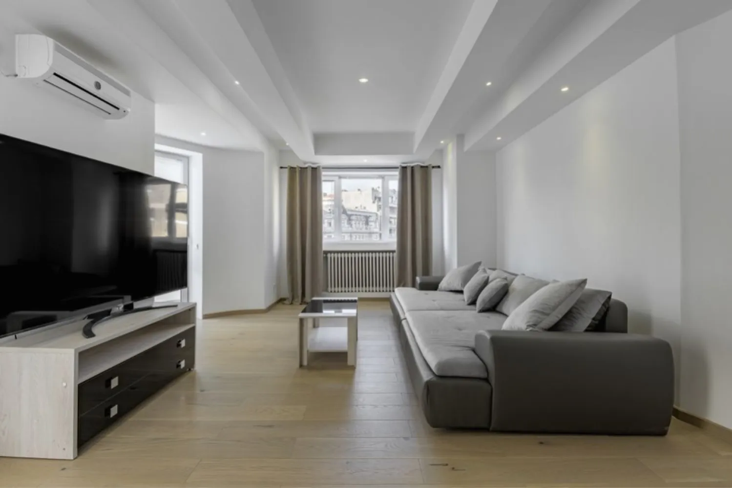 De vanzare apartament stradal Bd. Magheru - Direct proprietar, vand apartament 5 camere recent renovat si mobilat, situat chiar pe bulevardul Magheru, cu vedere direct spre bulevard. 
Acesta este compus din 4 camere (3 dormitoare + living cu zona de dining) , hol, baie, bucatarie, o toaleta de serviciu si 4 balcoane. 
Apartamentul are o suprafata totala de 129 mp, o compartimentare bine gandita, complet decomandat, cu intrare separata din hol in toate celelalte camere, etaj 5/8, 2 apartamente pe nivel.
Camerele au o intaltime de aproximativ 3 metri, cu multa lumina naturala.
Apartamentul dispune de centrala termica pe gaz si 5 aere conditionate. Bucataria este mobilata (mobila la comanda) si utilata cu frigider, cuptor, plita etc. Grup sanitar utilat si renovat modern, iar instalatiile electrice si sanitare au fost schimbate.
De mentionat este si faptul ca blocul are risc seismic clasa 1. 

Situat la 1 minut distanta de Metrou Piata Romana, in zona 0 a orasului Bucuresti, pozitie ultracentrala, pe o strada care are intrare cu bariera direct din bulevardul Magheru ( fiind ambasada Angliei in vecinatate, aceasta este si o zona bine protejata), acest tip de proprietate este rar intalnita pe piata! Pentru detalii suplimentare si vizionari contactati-ma telefonic.