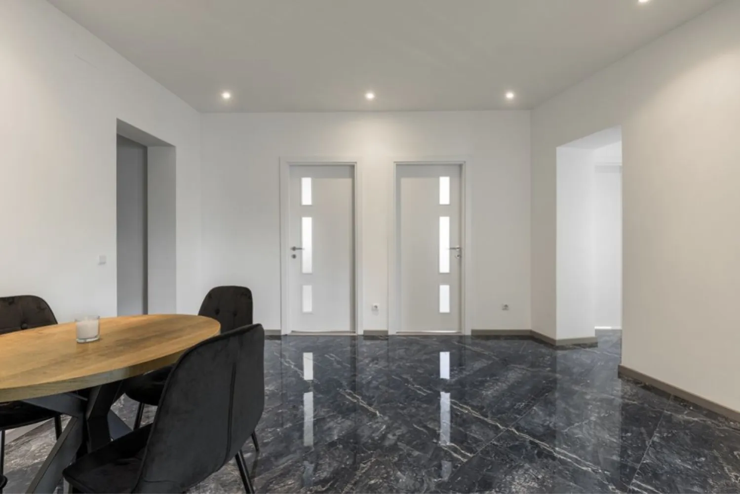 De vanzare apartament stradal Bd. Magheru - Direct proprietar, vand apartament 5 camere recent renovat si mobilat, situat chiar pe bulevardul Magheru, cu vedere direct spre bulevard. 
Acesta este compus din 4 camere (3 dormitoare + living cu zona de dining) , hol, baie, bucatarie, o toaleta de serviciu si 4 balcoane. 
Apartamentul are o suprafata totala de 129 mp, o compartimentare bine gandita, complet decomandat, cu intrare separata din hol in toate celelalte camere, etaj 5/8, 2 apartamente pe nivel.
Camerele au o intaltime de aproximativ 3 metri, cu multa lumina naturala.
Apartamentul dispune de centrala termica pe gaz si 5 aere conditionate. Bucataria este mobilata (mobila la comanda) si utilata cu frigider, cuptor, plita etc. Grup sanitar utilat si renovat modern, iar instalatiile electrice si sanitare au fost schimbate.
De mentionat este si faptul ca blocul are risc seismic clasa 1. 

Situat la 1 minut distanta de Metrou Piata Romana, in zona 0 a orasului Bucuresti, pozitie ultracentrala, pe o strada care are intrare cu bariera direct din bulevardul Magheru ( fiind ambasada Angliei in vecinatate, aceasta este si o zona bine protejata), acest tip de proprietate este rar intalnita pe piata! Pentru detalii suplimentare si vizionari contactati-ma telefonic.