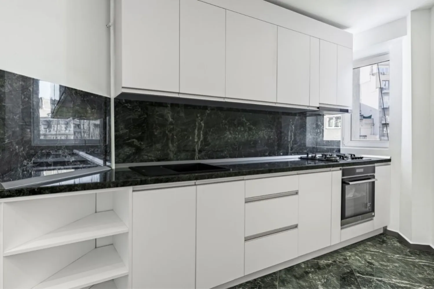 De vanzare apartament stradal Bd. Magheru - Direct proprietar, vand apartament 5 camere recent renovat si mobilat, situat chiar pe bulevardul Magheru, cu vedere direct spre bulevard. 
Acesta este compus din 4 camere (3 dormitoare + living cu zona de dining) , hol, baie, bucatarie, o toaleta de serviciu si 4 balcoane. 
Apartamentul are o suprafata totala de 129 mp, o compartimentare bine gandita, complet decomandat, cu intrare separata din hol in toate celelalte camere, etaj 5/8, 2 apartamente pe nivel.
Camerele au o intaltime de aproximativ 3 metri, cu multa lumina naturala.
Apartamentul dispune de centrala termica pe gaz si 5 aere conditionate. Bucataria este mobilata (mobila la comanda) si utilata cu frigider, cuptor, plita etc. Grup sanitar utilat si renovat modern, iar instalatiile electrice si sanitare au fost schimbate.
De mentionat este si faptul ca blocul are risc seismic clasa 1. 

Situat la 1 minut distanta de Metrou Piata Romana, in zona 0 a orasului Bucuresti, pozitie ultracentrala, pe o strada care are intrare cu bariera direct din bulevardul Magheru ( fiind ambasada Angliei in vecinatate, aceasta este si o zona bine protejata), acest tip de proprietate este rar intalnita pe piata! Pentru detalii suplimentare si vizionari contactati-ma telefonic.