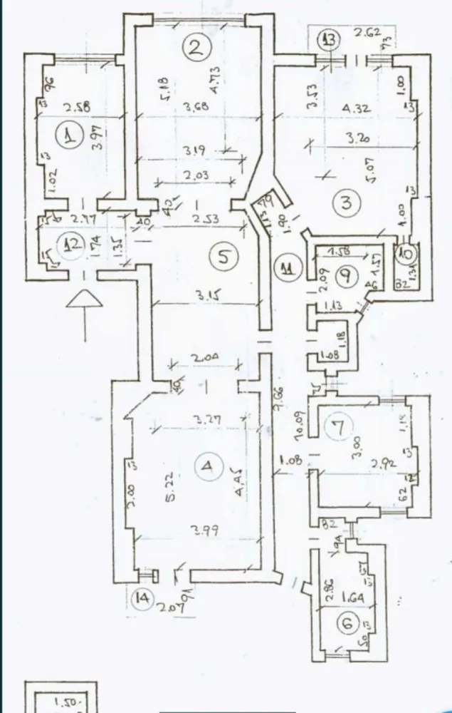 Apartament 5 camere + /proprietar - Calea Mosilor / adiacent - Vând apartament de 5 camere.
Zona Calea Moșilor, str Corbeni (restaurant Burebista).
Apartamentul se afla într-o clădire din 1937, la etajul 2 din3 + mansarda, câte un apartament pe etaj. 
Curte interioara folosibila.
Suprafața totala a apartamentului este de 125 mp, cu o boxa inclusa suprafața totala este de 132 mp. Boxa se află la subsolul clădirii.
Camerele au o înălțime de 3,30 m..
Are 2 balcoane, câte unul pe fiecare parte a clădirii. 
Are 2 intrări, 2 bai, 5 camere, 2 debarale, spațiu de depozitare la subsol. 
Apartamentul este contorizat individual la toate utilitățile, cu centrala proprie.
Clădirea nu are lift.
Pentru alte detalii puteți suna sau mesaj olx sau sms...
Apartamentul necesita renovare, fațada și structura balconului frontal a fost refăcută / reconstruita. 
Nu doresc colaborare cu agenții in vederea plătiți de comisioane.