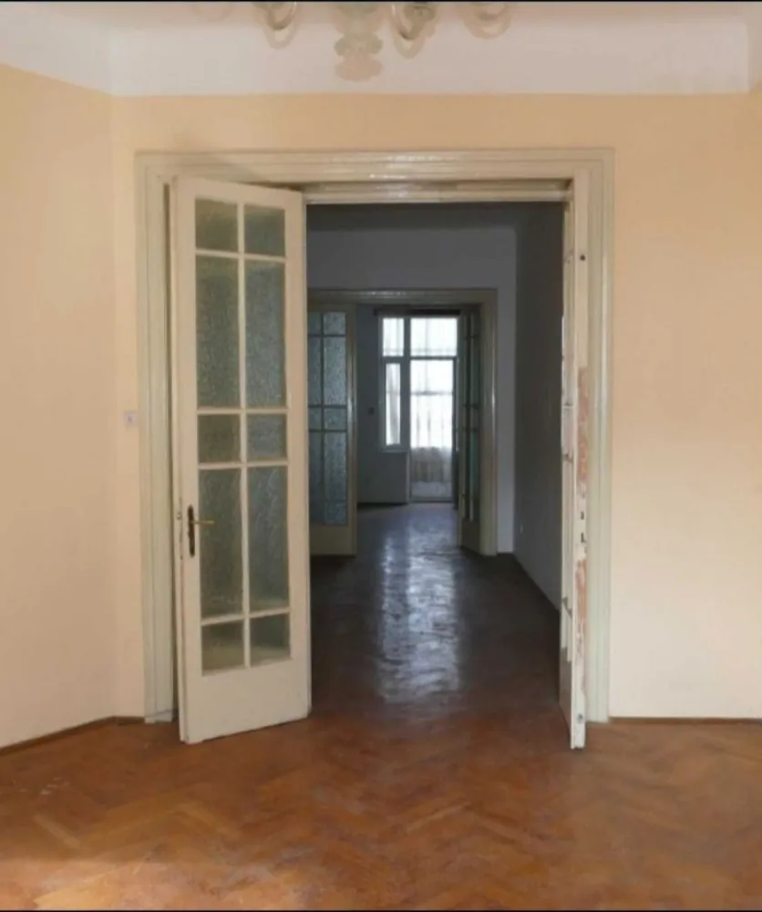 Apartament 5 camere + /proprietar - Calea Mosilor / adiacent - Vând apartament de 5 camere.
Zona Calea Moșilor, str Corbeni (restaurant Burebista).
Apartamentul se afla într-o clădire din 1937, la etajul 2 din3 + mansarda, câte un apartament pe etaj. 
Curte interioara folosibila.
Suprafața totala a apartamentului este de 125 mp, cu o boxa inclusa suprafața totala este de 132 mp. Boxa se află la subsolul clădirii.
Camerele au o înălțime de 3,30 m..
Are 2 balcoane, câte unul pe fiecare parte a clădirii. 
Are 2 intrări, 2 bai, 5 camere, 2 debarale, spațiu de depozitare la subsol. 
Apartamentul este contorizat individual la toate utilitățile, cu centrala proprie.
Clădirea nu are lift.
Pentru alte detalii puteți suna sau mesaj olx sau sms...
Apartamentul necesita renovare, fațada și structura balconului frontal a fost refăcută / reconstruita. 
Nu doresc colaborare cu agenții in vederea plătiți de comisioane.