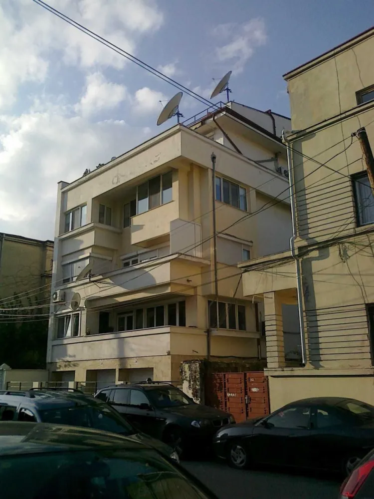 locatie unica: Polona-Dorobanti-Dacia - Apartament premium, intre Polona si Dorobanti, ocupa intregul etaj 3. 
Suprafetele sunt generos impartite in: living+dining, bucatarie, 3 camere (2 dormitor + birou/dormitor/dressing), 2bai, 1wc, scara interioara, balcon inchis : TOTAL 190 metri utili si 60 metri terasa dreptunghiulara cu iesire din bucatarie si living, dispune de GARAJ si spatii de depozitare subsol. Cladire foarte rezistenta, adappst antiatomic.
Este foarte apreciat de persoane care cauta intimitate in zona verde ultracentrala la distante de mers pe jos de ambasade, ministere, companii multinationale.