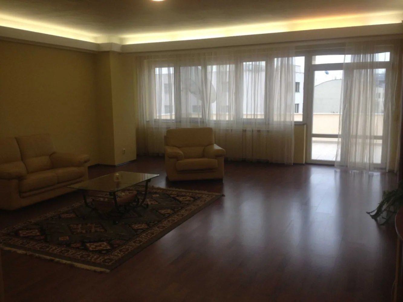locatie unica: Polona-Dorobanti-Dacia - Apartament premium, intre Polona si Dorobanti, ocupa intregul etaj 3. 
Suprafetele sunt generos impartite in: living+dining, bucatarie, 3 camere (2 dormitor + birou/dormitor/dressing), 2bai, 1wc, scara interioara, balcon inchis : TOTAL 190 metri utili si 60 metri terasa dreptunghiulara cu iesire din bucatarie si living, dispune de GARAJ si spatii de depozitare subsol. Cladire foarte rezistenta, adappst antiatomic.
Este foarte apreciat de persoane care cauta intimitate in zona verde ultracentrala la distante de mers pe jos de ambasade, ministere, companii multinationale.