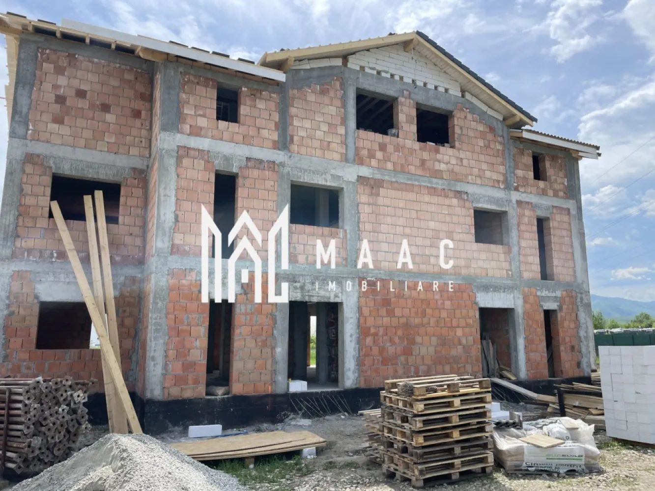 Spațiu comercial 138 mp I vizibilitate excelentă I Cartierul Arhitectilor - De vânzare spațiu comercial situat în Cartierul Arhitecților, într-o zonă cu vizibilitate excelentă și acces direct din strada principală. Spațiul are o suprafață utilă de 138 mp și un front stradal generos de 20 ml, ideal pentru două activități comerciale distincte.

✔ Predare la cheie – finisat complet interior și exterior
✔ Teren în spate pe toată lungimea spațiului – ideal pentru extindere, terasă sau zonă verde
✔ Compartimentare versatilă – posibilitate de împărțire pentru 2 businessuri
✔ Două grupuri sanitare, două tablouri electrice – câte unul pentru fiecare zonă
✔ Intrare separată, acces facil din stradă
✔ Stradă complet asfaltată și pavată
✔ Poziționare strategică, cu trafic pietonal și auto intens

Ideal pentru:
Cabinete medicale
Spații de birouri
Salon înfrumusețare
Showroom
Cafenea sau patiserie

O oportunitate excelentă pentru investiție sau dezvoltarea propriei afaceri.

O oportunitate ideală pentru afacerea ta! 

Pentru mai multe detalii precizati telefonic ca ati vazut anuntul cu ID: CP2526878