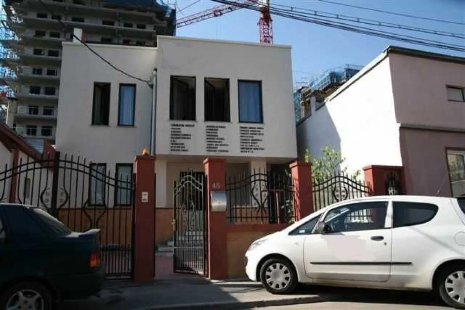 Imobil spatios (P+2) intr-o zona de interes ( Baba Novac - Dristor ) - Imobilul este situat intre Baba Novac si Dristor, in vecinatatea cartierului rezidential New Town Residence si este compus din 14 camere, o receptie, bai pe fiecare etaj, spatii administrative si o terasa de 35,42 mp. In ceea ce priveste incalzirea camerelor aceasta se face prin centrala proprie.
Cladirea este desfasurata astfel:
• Suprafata teren: 380 mp conform actelor de proprietate (363.13 mp, conform masuratorilor);
• Suprafata utila cladire: 443,71 mp (408,71 mp + 35 mp constructie usoara);
• Suprafata utila parter: 116,87 mp + 35 mp constructie usoara;
• Suprafata utila etaj 1: 148,04 mp;
• Suprafata utila etaj 2 cu terasa de 35,42 mp: 143,8 mp ;

Pretul de 700.000 euro (1.580 euro/mp) are in vedere si urmatoarele caracteristici:
• Amplasarea imobilului intr-o zona cu potential de business dar si intr-o zona buna pentru o resedinta;
• Incadrarea imobilului in regimul maxim de inaltime al zonei;
• Pretul de constructie pe mp.