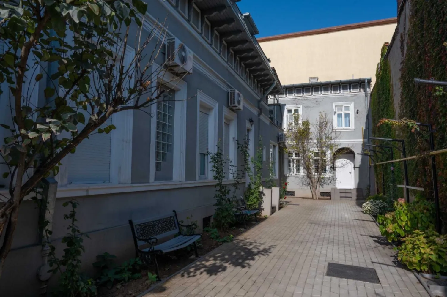 Vând imobil 418 mp locuibil, în zona Casa Poporului locuit sau birouri - Vând imobil plus teren (436 mp) situat în centrul Bucureştiului lângă rondul Regina Maria (rondul Coșbuc) aproape de Casa Poporului și piaţa Unirii.
Imobilul (amprenta la sol 295mp) este format din parter și etaj (418mp locuibili), curte 141 mp. (pot fi parcate 3 mașini).
Imobilul se pretează ca sediu pentru firmă sau pentru locuit. Imobilul are la parter şapte camere, baie, bucătărie. La etaj sunt trei camere plus hol, baie și bucătărie. Cu intrare separată din curte există un apartament cu două camere, bucătărie și baie. Clădirea dispune de subsol și o anexă pentru centrală termică situată într-o curte interioară.