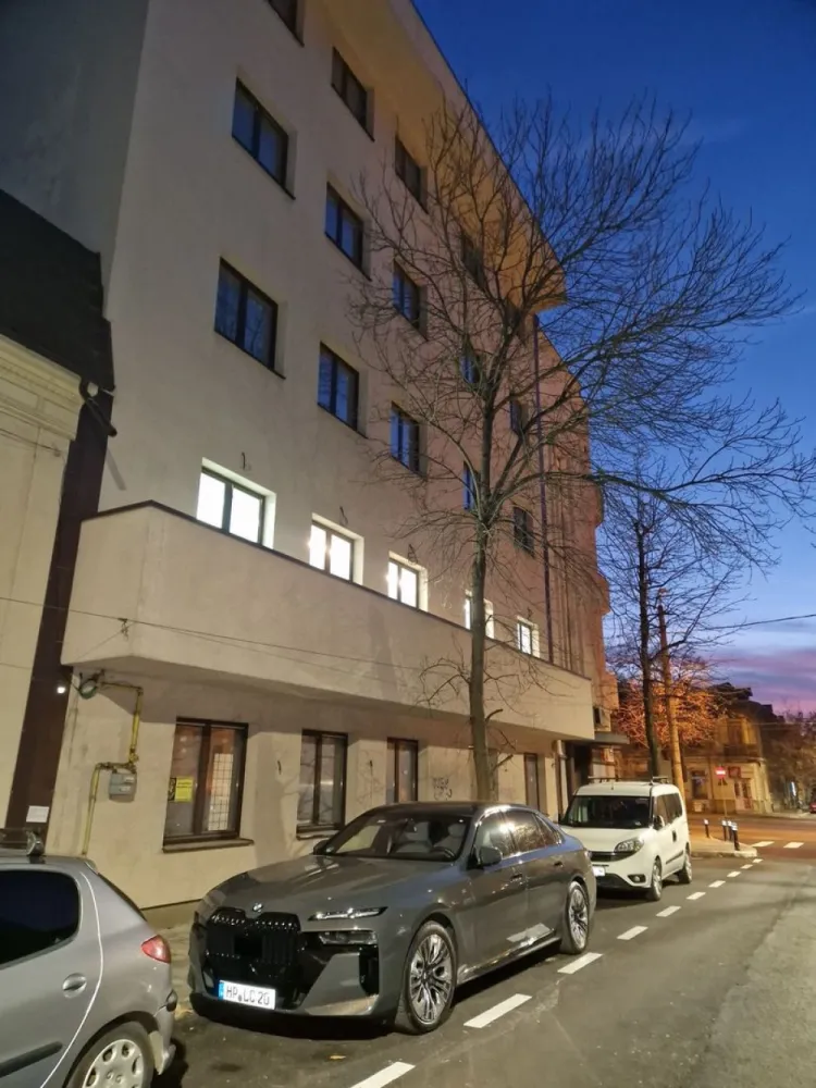Inchiriez /Vand Spatiu Birouri P+ 5 E , sector 2,Bucurest,Central,lang - Imobil disponibil pentru vanzare sau inchiriere,Spatiu de Birouri in suprafata de 549 mp.
Regim de inaltime:P+5E, compartimentate diferit pe fiecare etaj.
Spatiu este la gata exterior și la alb avansat în interior.
Predarea se poate face imediat.
.Utilitati :
- curent,apa,gaz,canalizare, internet, 
Cladire este dotata cu lift Schindler NOU,incalzire cu centrala termica pe fiecare nivel.
Cladirea beneficiaza de sistem de aer conditionat,casetat in tavan.
Izolat exterior cu polistiren de 10 cm iar la interior cu vata minerala de 10 cm( izolata foarte bine)
Grupuri sanitare ( cate 2 pe fiecare nivel)
Compartimentarea permite o functionalitate diversa.
 Predare se face la cheie la exterior și la alb avansat la interior!
Pretabil pentru clinica stomatologica, birouri, spatii comerciale, activități sportive etc.

Disponibil pentru închiriat întreaga cladire.
Parcare 4 localuri in fata cladirii, 2 concesiune și sparcari disponibile de la Domeniu Public aflate lângă cladire.
 Proprietar ,COMISION 0.
Posibilitatea de inchiriere!!!

Pentru mai multe detalii la nr de tel: 07******85