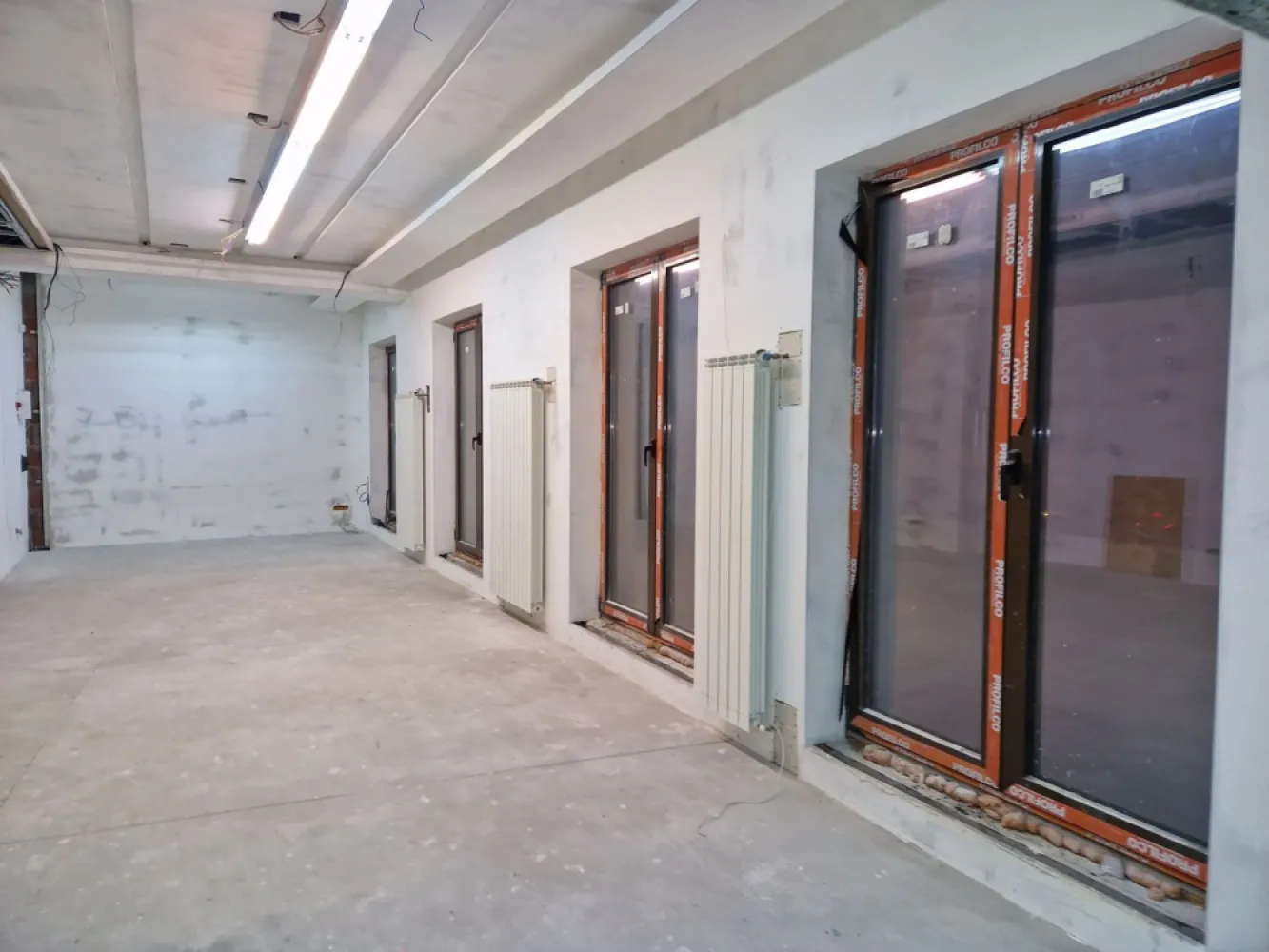 Inchiriez /Vand Spatiu Birouri P+ 5 E , sector 2,Bucurest,Central,lang - Imobil disponibil pentru vanzare sau inchiriere,Spatiu de Birouri in suprafata de 549 mp.
Regim de inaltime:P+5E, compartimentate diferit pe fiecare etaj.
Spatiu este la gata exterior și la alb avansat în interior.
Predarea se poate face imediat.
.Utilitati :
- curent,apa,gaz,canalizare, internet, 
Cladire este dotata cu lift Schindler NOU,incalzire cu centrala termica pe fiecare nivel.
Cladirea beneficiaza de sistem de aer conditionat,casetat in tavan.
Izolat exterior cu polistiren de 10 cm iar la interior cu vata minerala de 10 cm( izolata foarte bine)
Grupuri sanitare ( cate 2 pe fiecare nivel)
Compartimentarea permite o functionalitate diversa.
 Predare se face la cheie la exterior și la alb avansat la interior!
Pretabil pentru clinica stomatologica, birouri, spatii comerciale, activități sportive etc.

Disponibil pentru închiriat întreaga cladire.
Parcare 4 localuri in fata cladirii, 2 concesiune și sparcari disponibile de la Domeniu Public aflate lângă cladire.
 Proprietar ,COMISION 0.
Posibilitatea de inchiriere!!!

Pentru mai multe detalii la nr de tel: 07******85