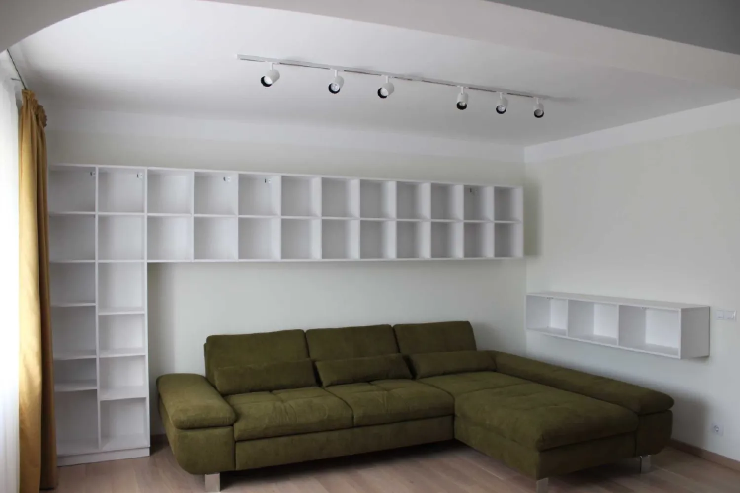 Apartament 3 camere - Băneasa - Herăstrău - Apartament 3 camere, 80 mp, renovat, cu toate finisajele și instalațiile refăcute, în bloc reabilitat, pe strada Elena Văcărescu, vis-a-vis de parcul Herăstrău, cu alte 2 părculețe în fața și în spatele blocului.
Apartamentul este mobilat și echipat complet.
Livingul comunică cu dormitorul și au împreună 35 mp. A treia cameră, mobilată ca birou, are 10 mp, iar bucătăria 15,8 mp. Apartamentul are 2 băi și un hol cu un spațiu generos de depozitare.
Livingul, dormitorul principal și bucătăria au orientare sudică, spre parcul Herăstrău, cu vedere directă la lac.
Instalațiile electrice și sanitare au fost refăcute. Toate obiectele sanitare sunt noi.
Apartamentul este situat la etajul 4 din 4. Casa scării este generoasă, luminată natural și a fost renovată recent, dar blocul nu are lift.
Blocul este racordat la centrala termică de cartier, perfect funcțională, și este foarte bine izolat termic.
Ca variantă de rezervă au fost prevăzute și convectoare electrice în toate cele 3 camere.
Zonele din fața și din spatele blocului sunt supravegheate video de către primărie.
Apartamentul beneficiază de un contract pentru un loc de parcare ADP.
Rog sunați pentru confirmarea prețului. Prețurile sunt în creștere