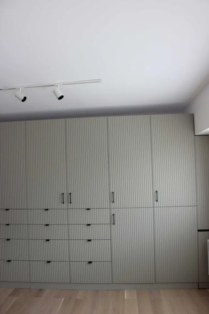 Apartament 3 camere - Băneasa - Herăstrău - Apartament 3 camere, 80 mp, renovat, cu toate finisajele și instalațiile refăcute, în bloc reabilitat, pe strada Elena Văcărescu, vis-a-vis de parcul Herăstrău, cu alte 2 părculețe în fața și în spatele blocului.
Apartamentul este mobilat și echipat complet.
Livingul comunică cu dormitorul și au împreună 35 mp. A treia cameră, mobilată ca birou, are 10 mp, iar bucătăria 15,8 mp. Apartamentul are 2 băi și un hol cu un spațiu generos de depozitare.
Livingul, dormitorul principal și bucătăria au orientare sudică, spre parcul Herăstrău, cu vedere directă la lac.
Instalațiile electrice și sanitare au fost refăcute. Toate obiectele sanitare sunt noi.
Apartamentul este situat la etajul 4 din 4. Casa scării este generoasă, luminată natural și a fost renovată recent, dar blocul nu are lift.
Blocul este racordat la centrala termică de cartier, perfect funcțională, și este foarte bine izolat termic.
Ca variantă de rezervă au fost prevăzute și convectoare electrice în toate cele 3 camere.
Zonele din fața și din spatele blocului sunt supravegheate video de către primărie.
Apartamentul beneficiază de un contract pentru un loc de parcare ADP.
Rog sunați pentru confirmarea prețului. Prețurile sunt în creștere