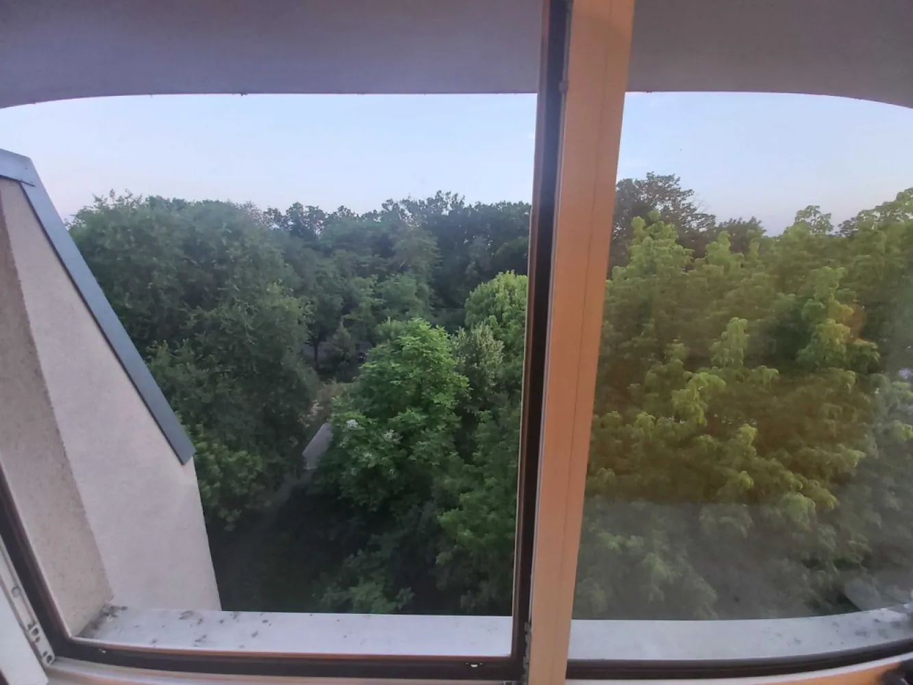 Apartament 3 camere - Băneasa - Herăstrău - Apartament 3 camere, 80 mp, renovat, cu toate finisajele și instalațiile refăcute, în bloc reabilitat, pe strada Elena Văcărescu, vis-a-vis de parcul Herăstrău, cu alte 2 părculețe în fața și în spatele blocului.
Apartamentul este mobilat și echipat complet.
Livingul comunică cu dormitorul și au împreună 35 mp. A treia cameră, mobilată ca birou, are 10 mp, iar bucătăria 15,8 mp. Apartamentul are 2 băi și un hol cu un spațiu generos de depozitare.
Livingul, dormitorul principal și bucătăria au orientare sudică, spre parcul Herăstrău, cu vedere directă la lac.
Instalațiile electrice și sanitare au fost refăcute. Toate obiectele sanitare sunt noi.
Apartamentul este situat la etajul 4 din 4. Casa scării este generoasă, luminată natural și a fost renovată recent, dar blocul nu are lift.
Blocul este racordat la centrala termică de cartier, perfect funcțională, și este foarte bine izolat termic.
Ca variantă de rezervă au fost prevăzute și convectoare electrice în toate cele 3 camere.
Zonele din fața și din spatele blocului sunt supravegheate video de către primărie.
Apartamentul beneficiază de un contract pentru un loc de parcare ADP.
Rog sunați pentru confirmarea prețului. Prețurile sunt în creștere