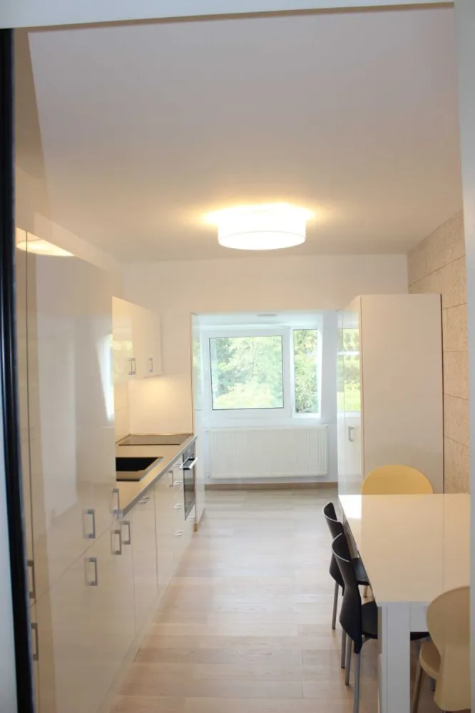 Apartament 3 camere - Băneasa - Herăstrău - Apartament 3 camere, 80 mp, renovat, cu toate finisajele și instalațiile refăcute, în bloc reabilitat, pe strada Elena Văcărescu, vis-a-vis de parcul Herăstrău, cu alte 2 părculețe în fața și în spatele blocului.
Apartamentul este mobilat și echipat complet.
Livingul comunică cu dormitorul și au împreună 35 mp. A treia cameră, mobilată ca birou, are 10 mp, iar bucătăria 15,8 mp. Apartamentul are 2 băi și un hol cu un spațiu generos de depozitare.
Livingul, dormitorul principal și bucătăria au orientare sudică, spre parcul Herăstrău, cu vedere directă la lac.
Instalațiile electrice și sanitare au fost refăcute. Toate obiectele sanitare sunt noi.
Apartamentul este situat la etajul 4 din 4. Casa scării este generoasă, luminată natural și a fost renovată recent, dar blocul nu are lift.
Blocul este racordat la centrala termică de cartier, perfect funcțională, și este foarte bine izolat termic.
Ca variantă de rezervă au fost prevăzute și convectoare electrice în toate cele 3 camere.
Zonele din fața și din spatele blocului sunt supravegheate video de către primărie.
Apartamentul beneficiază de un contract pentru un loc de parcare ADP.
Rog sunați pentru confirmarea prețului. Prețurile sunt în creștere