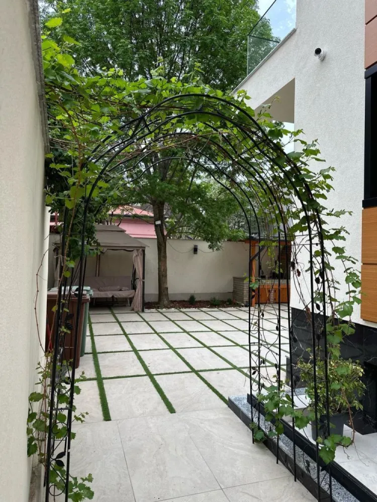 Vila Noua 2023 de Lux Damaroaia Str Duetului nr 26 - Direct proprietar !Vila in damaroaia str duetului nr 26 , 360 de m construiți cu o amprenta de 105 m la sol , teren 300 de m , curte spațioasă , 2 Bucatarii , subsol parcare auto , finisaje de lux !!! Mai multe detalii la telefon !! Accept si unele variante auto sau imobiliare ! In acest pret vila se vinde complet mobilată !!!