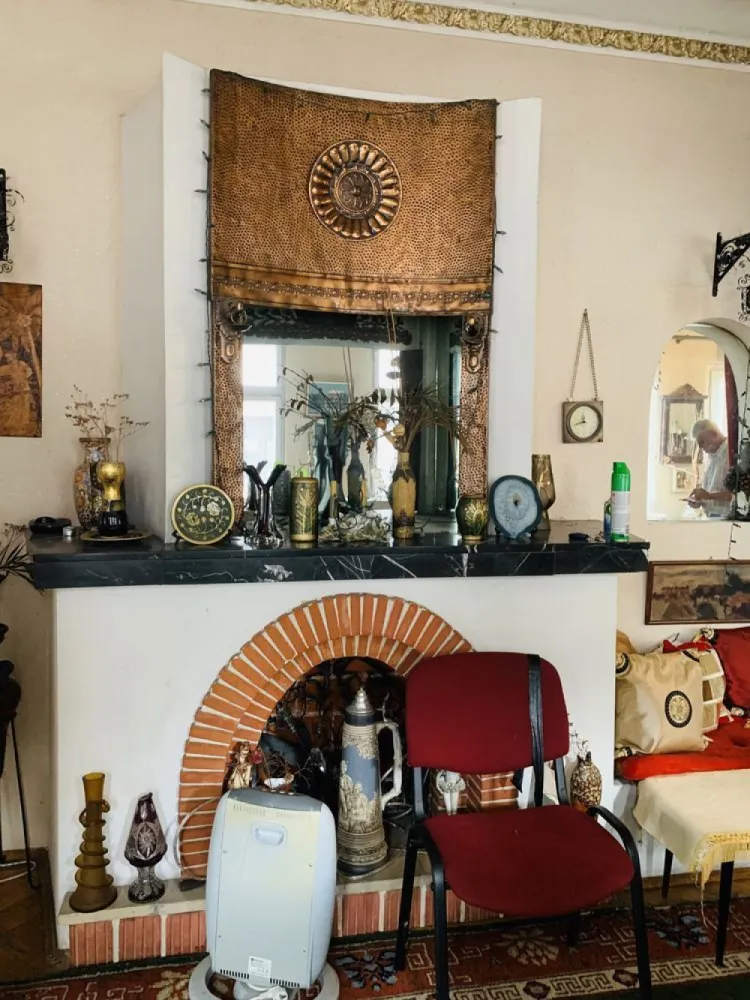 - Super oferta - Apartament 3 camere cu mansarda si curte Cotroceni - Daca sunteti pasionati de casele cu amprenta istorica, va invit sa vizionati un apartament compus din 2 dormitoare, living, bucatarie, doua bai, 2 balcoane, vestibul, hol, mansarda si pod, boxa la subsol si curte (104 mp), intr-o vila de lux din zona Cotroceni (Gradina Botanica), ce imbina arta cu istoria si bunul gust, criterii aproape imposibil de identificat la imobilele din zilele noastre.

Imobilul nu a fost nationalizat si nu a trecut in patrimoniul statului.

Apartamentul a apartinut celebrei compozitoare si pianista, Miryam Marbe Lucia. 
“Nascuta in anul 1931, a reusit de-a lungul cariereri sale, sa lase o amprenta vizibila asupra artei muzicale romanesti.”
Mai multe detalii si poze in privat.