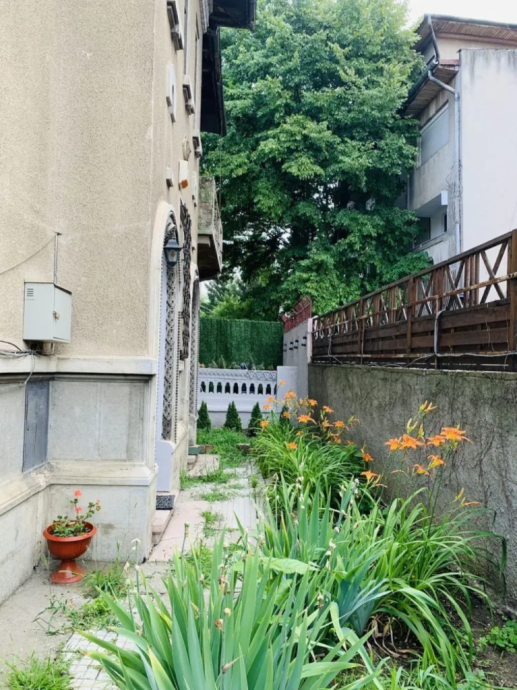 - Super oferta - Apartament 3 camere cu mansarda si curte Cotroceni - Daca sunteti pasionati de casele cu amprenta istorica, va invit sa vizionati un apartament compus din 2 dormitoare, living, bucatarie, doua bai, 2 balcoane, vestibul, hol, mansarda si pod, boxa la subsol si curte (104 mp), intr-o vila de lux din zona Cotroceni (Gradina Botanica), ce imbina arta cu istoria si bunul gust, criterii aproape imposibil de identificat la imobilele din zilele noastre.

Imobilul nu a fost nationalizat si nu a trecut in patrimoniul statului.

Apartamentul a apartinut celebrei compozitoare si pianista, Miryam Marbe Lucia. 
“Nascuta in anul 1931, a reusit de-a lungul cariereri sale, sa lase o amprenta vizibila asupra artei muzicale romanesti.”
Mai multe detalii si poze in privat.